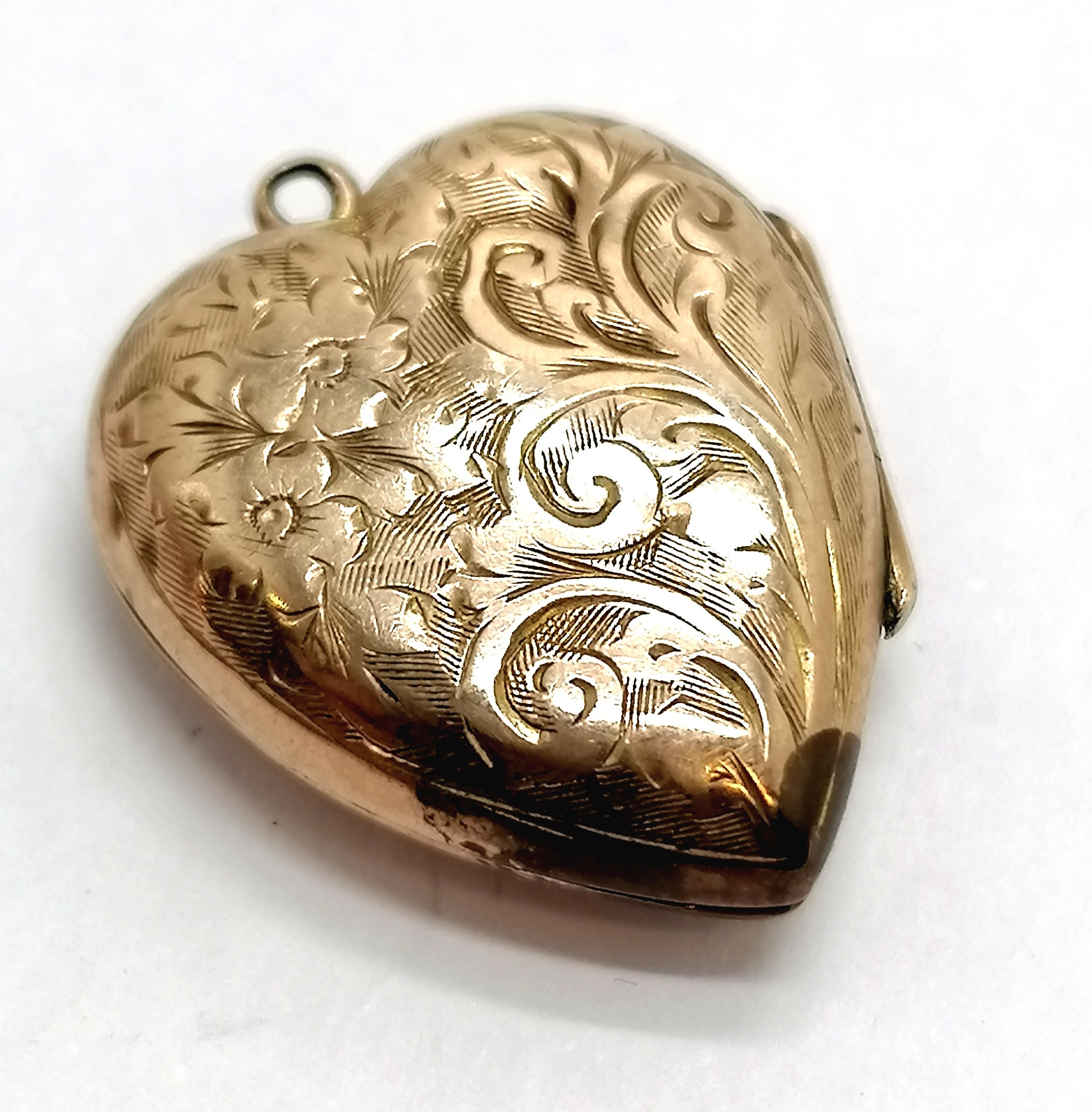 Unmarked 9ct gold heart shaped locket with engraved detail - 2cm drop & 2.3g and has dents