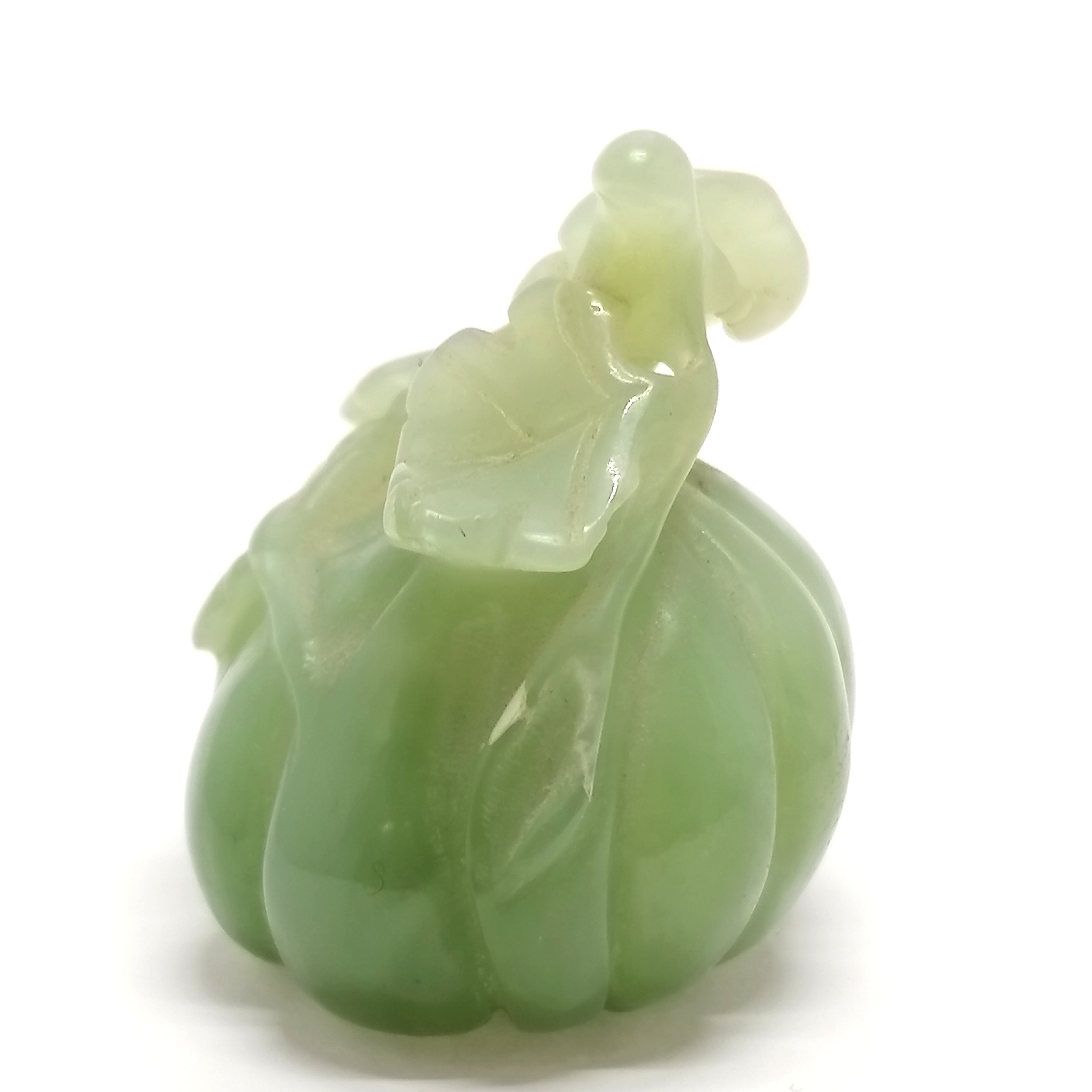 Oriental hand carved hardstone jade fruit with leaves - 4.5cm high & no obvious damage - Image 4 of 5