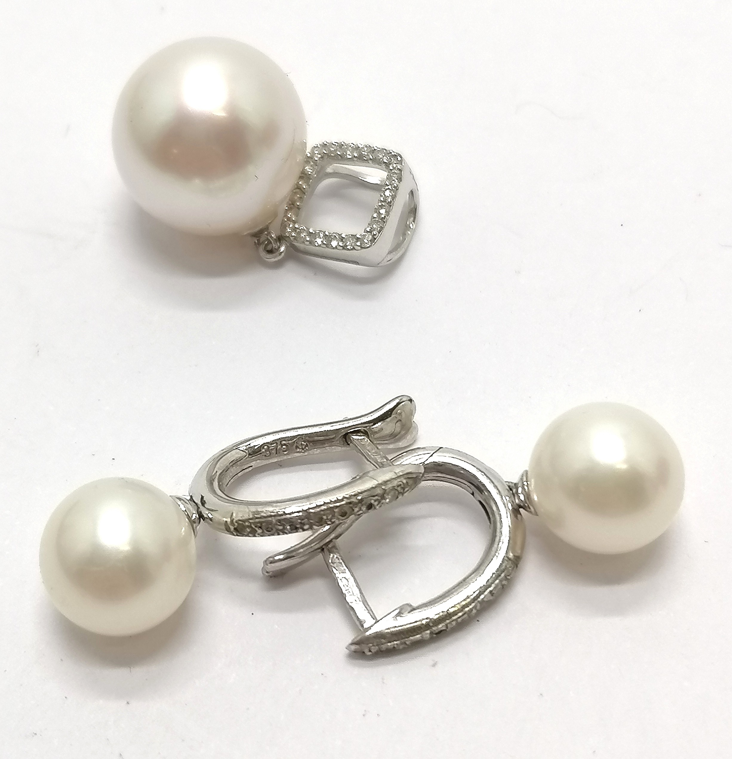 18ct marked white gold diamond & pearl (approx 12.3mm diameter) pendant t/w pair of 9ct white gold - Image 2 of 2