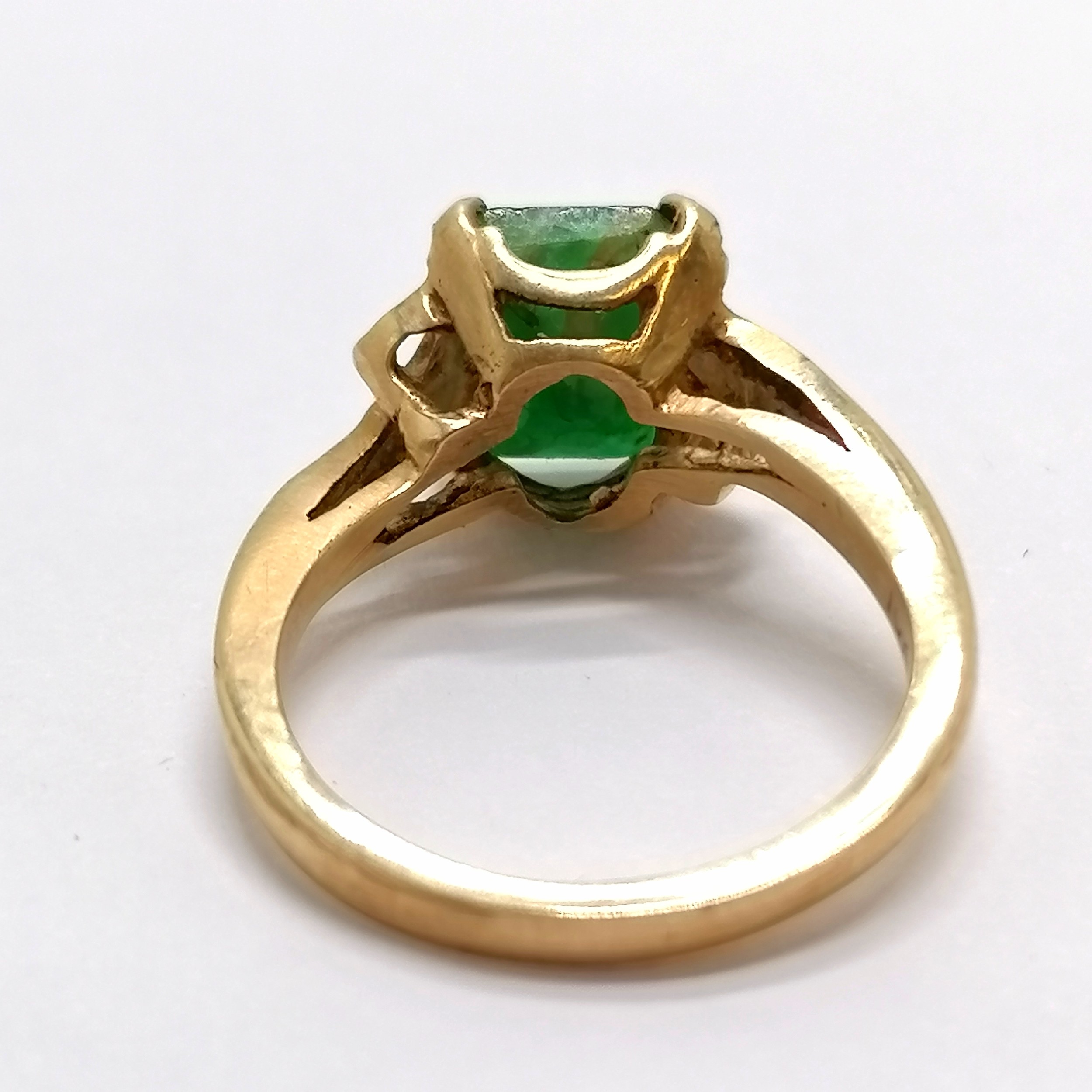 10ct marked gold emerald (?) set ring with fancy shoulders - size G½ & 2.5g total weight - SOLD ON - Image 3 of 4