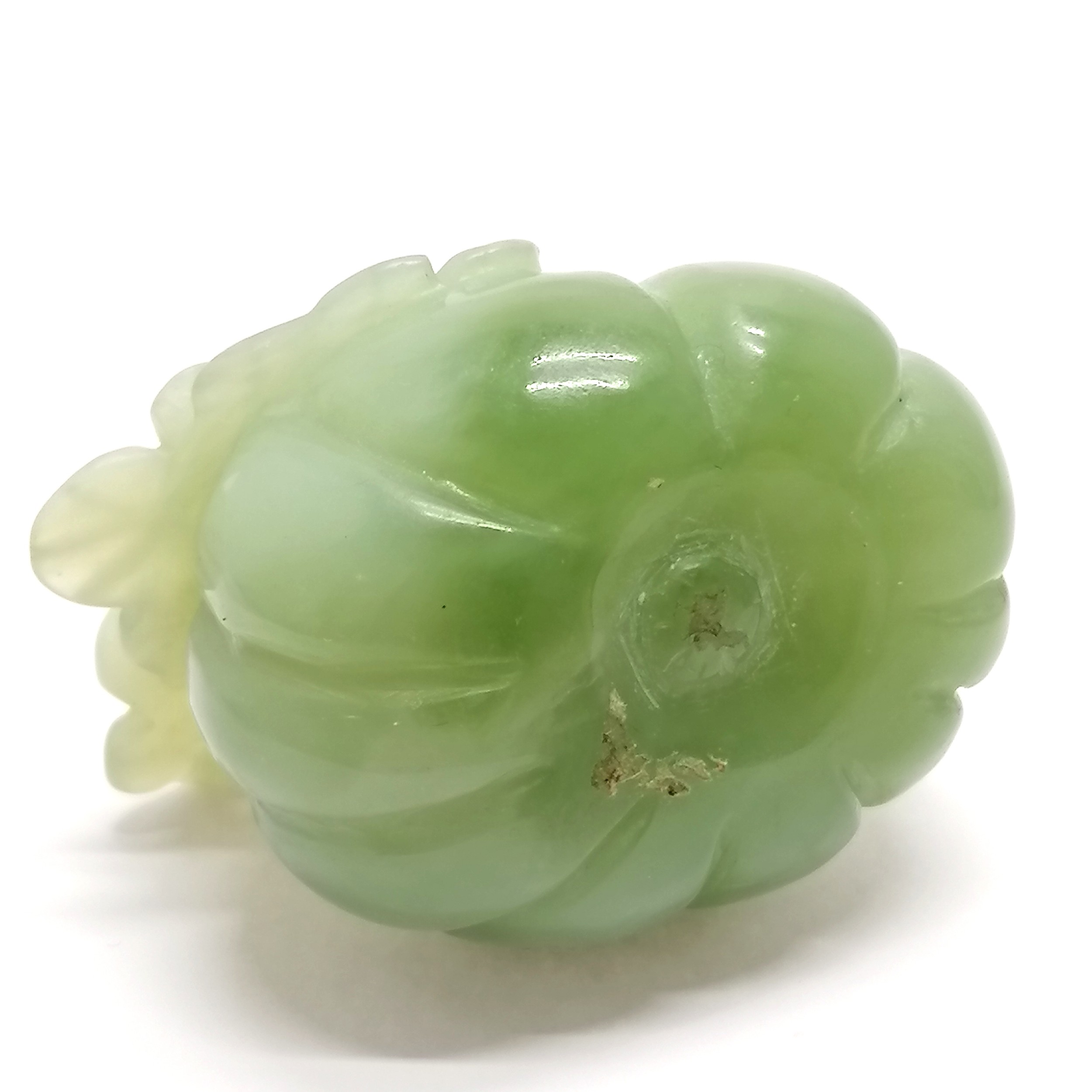 Oriental hand carved hardstone jade fruit with leaves - 4.5cm high & no obvious damage - Image 2 of 5