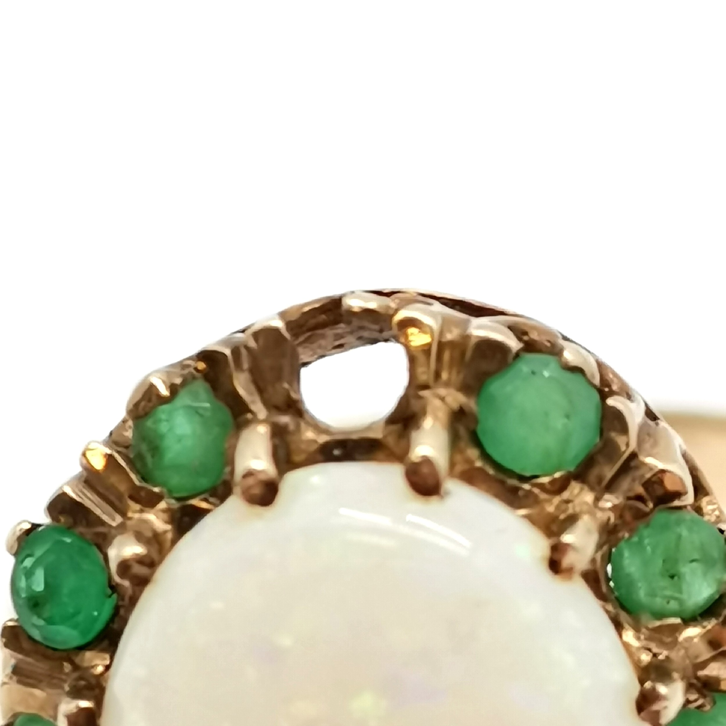 9ct hallmarked gold opal / emerald stone set cluster ring (1 stone missing) size O t/w 9ct - Image 4 of 4
