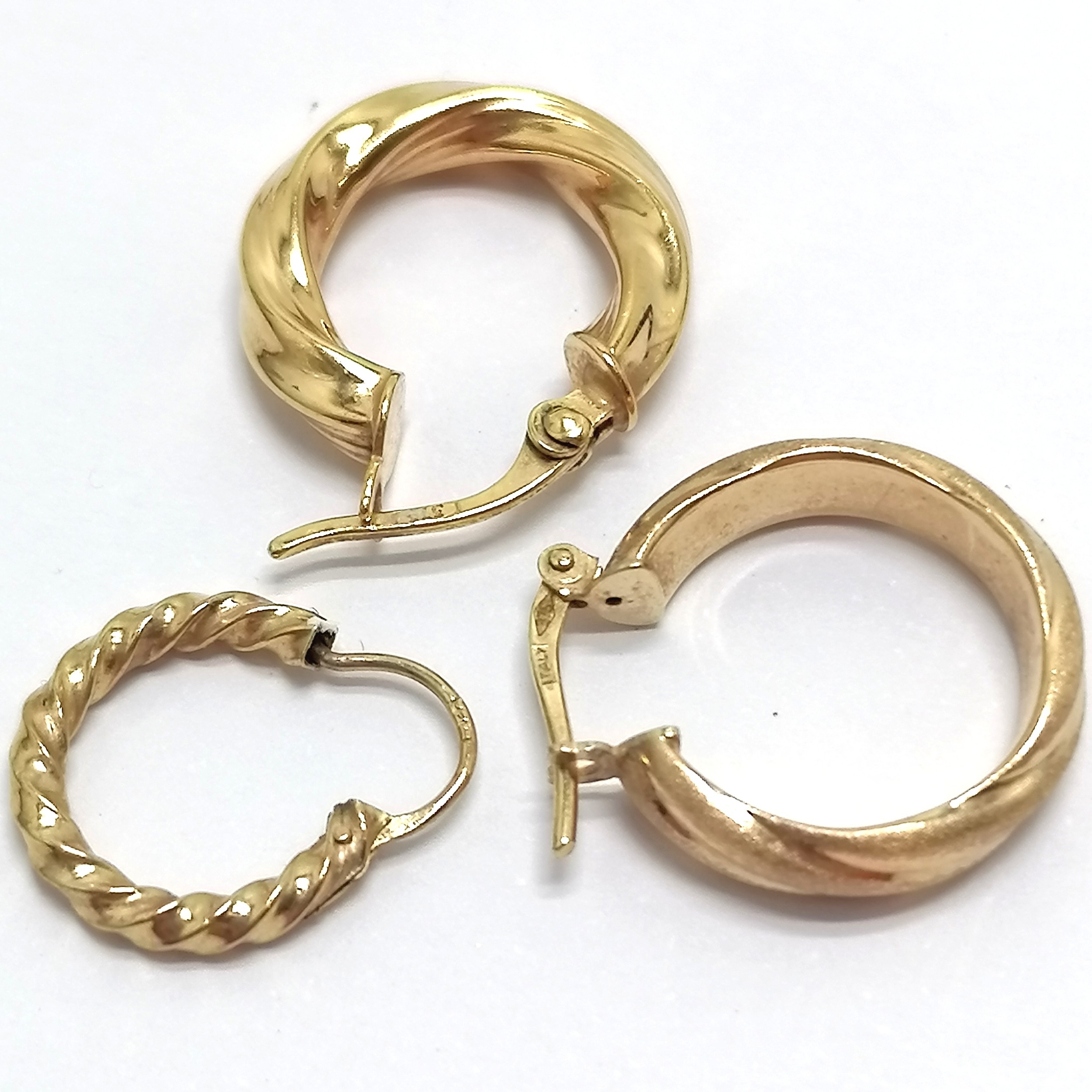 3 x 9ct marked gold pairs of hoop earrings - 4g total - Image 2 of 2