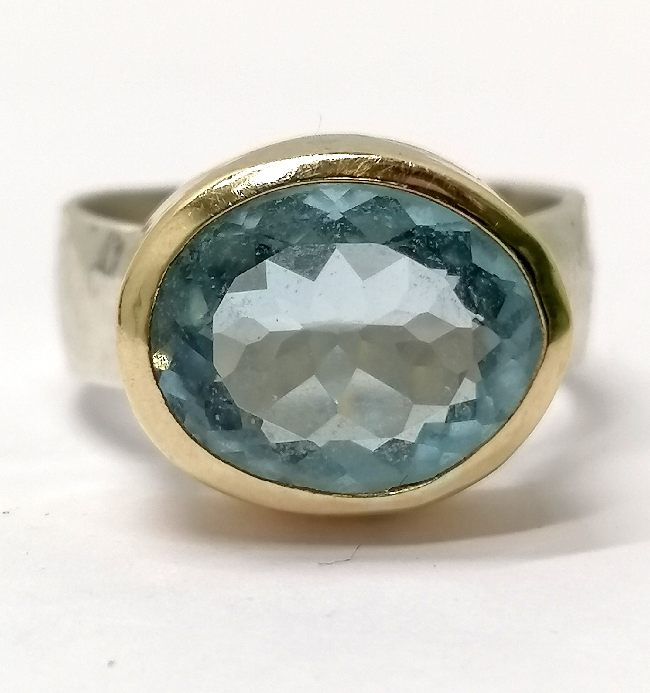 Silver blue topaz ring with unmarked gold mount and planished detail to shank - size Q½ & 6.9g - Image 2 of 3