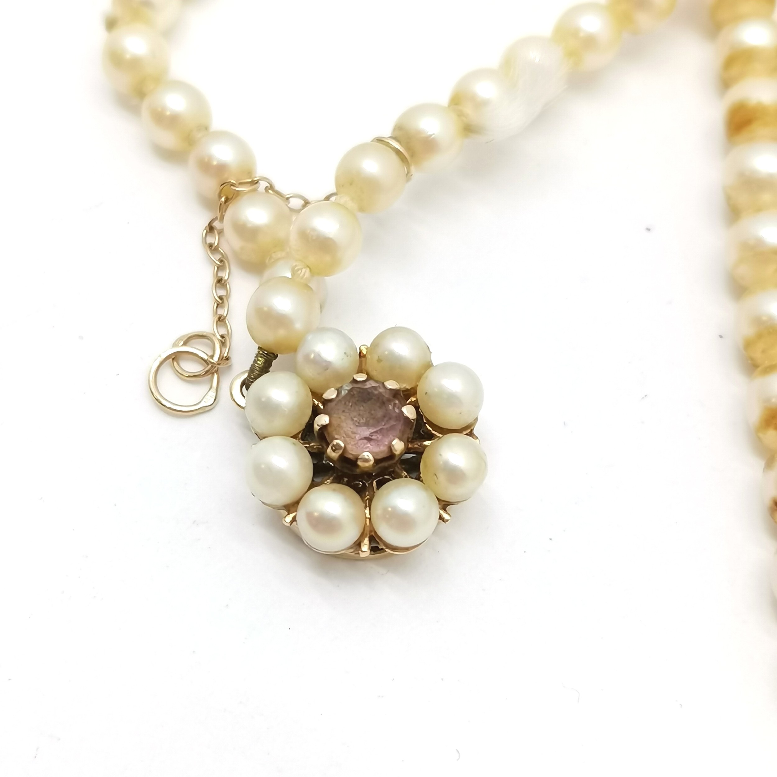 2 x double strands of mock pearls - both have 9ct gold clasps (1 set with amethyst & pearl - - Image 3 of 4