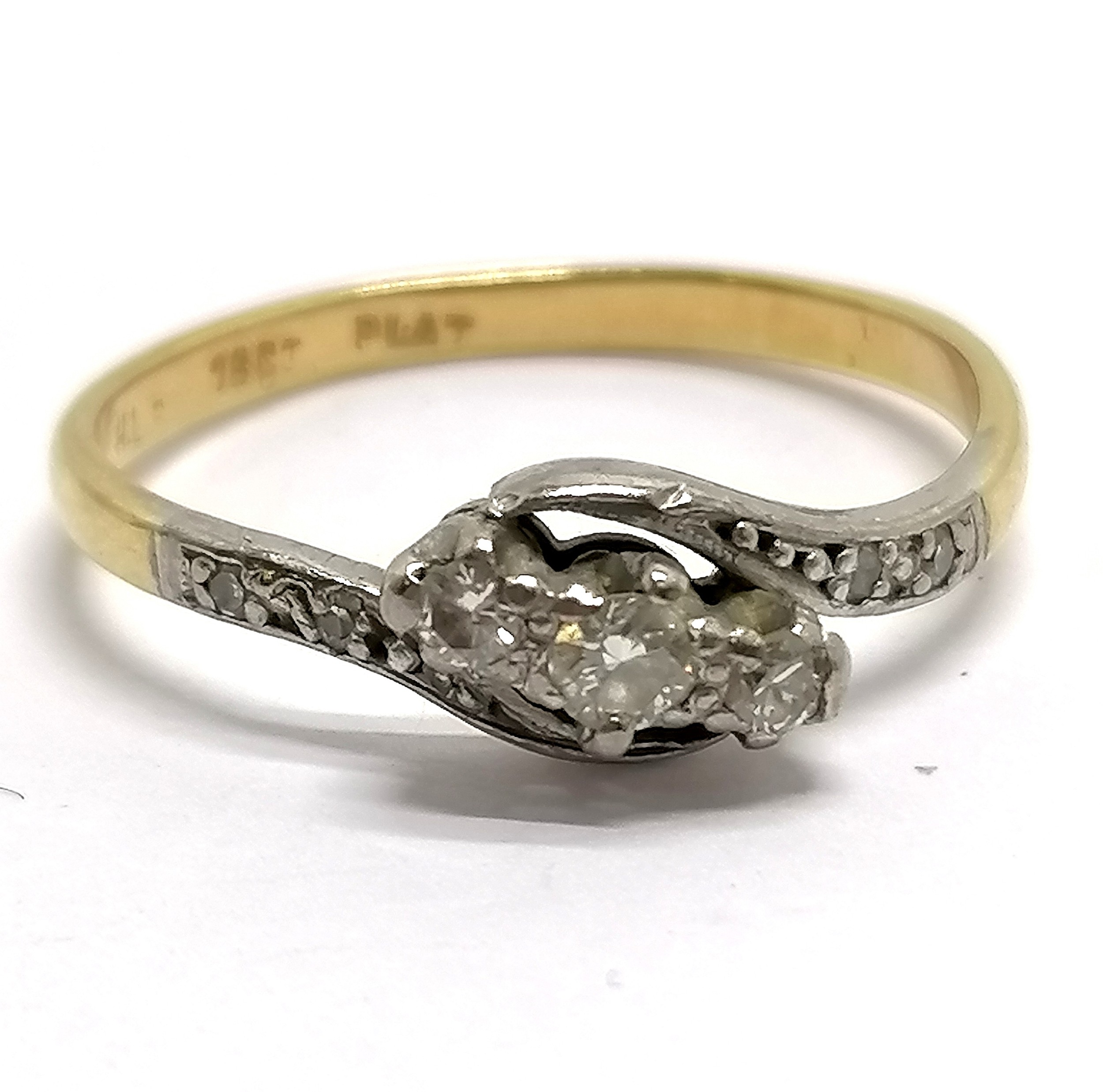 Antique 18ct marked gold & platinum diamond crossover ring with diamond set shoulders - size Q & 2. - Bild 3 aus 3