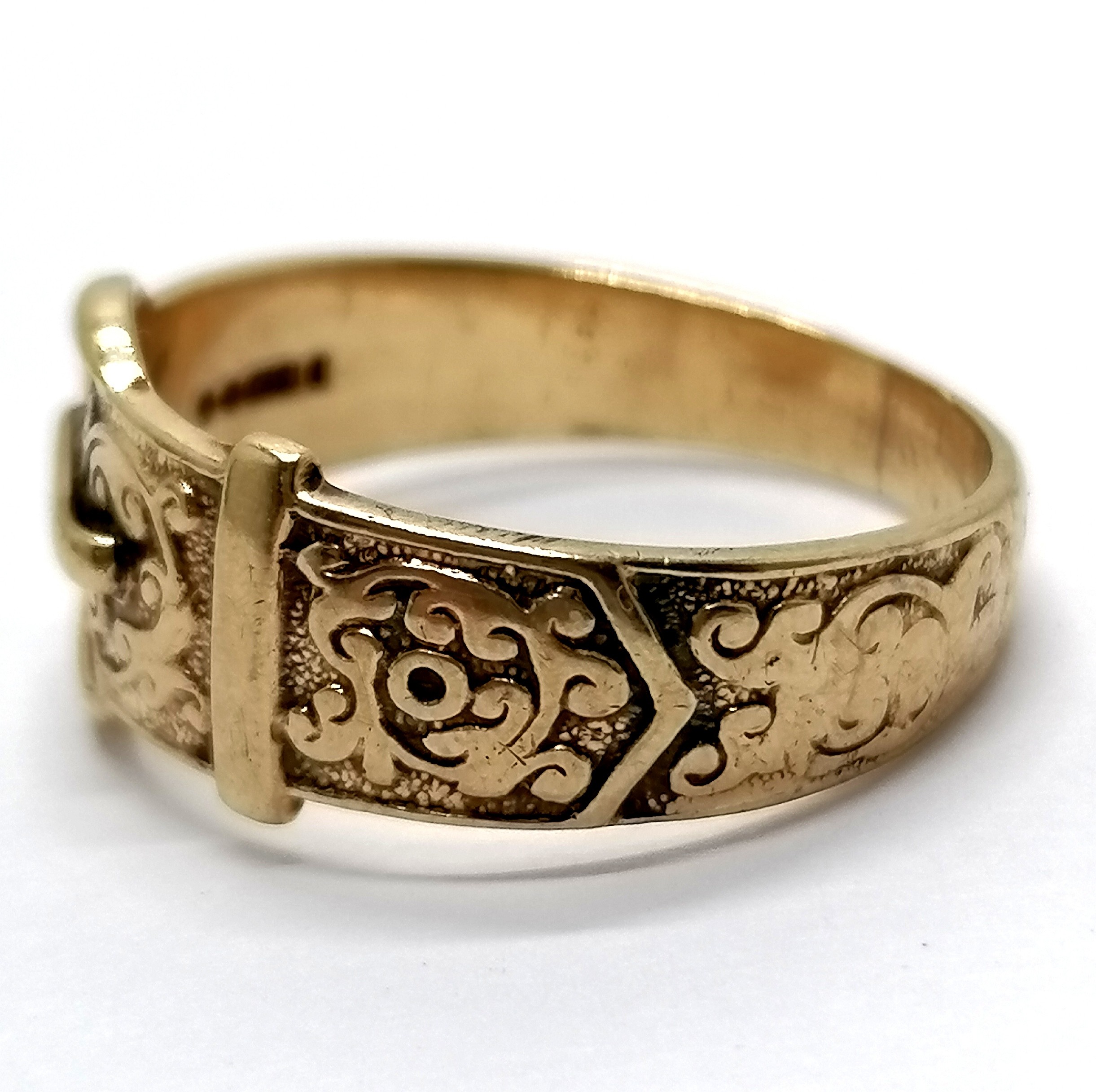 9ct hallmarked gold buckle ring with engraved decoration - size V & 5.5g - Image 3 of 3
