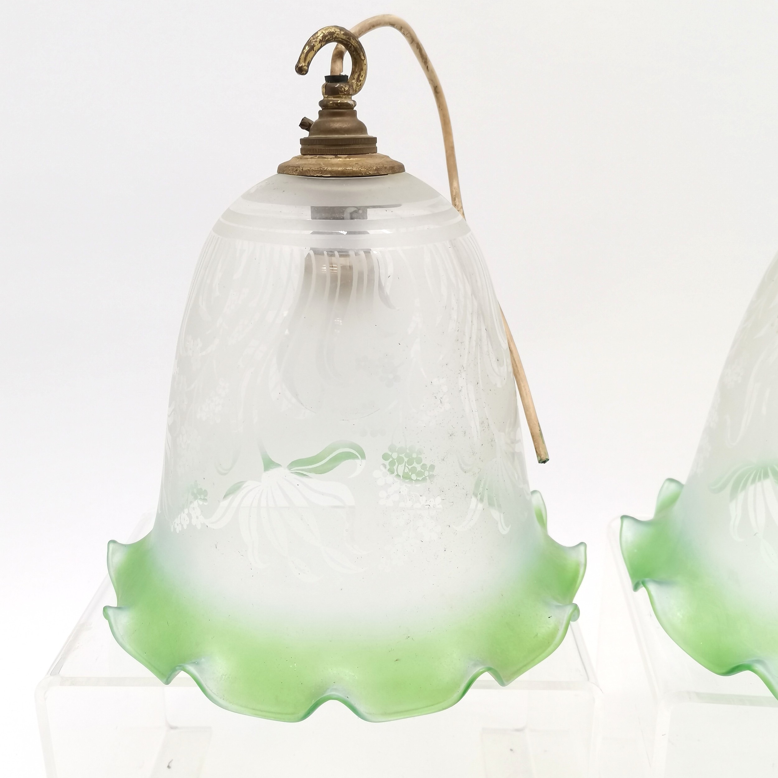 Pair of etched glass ceiling lights with green rim (26cm high) t/w 2 smaller etched glass ceiling - Image 3 of 4