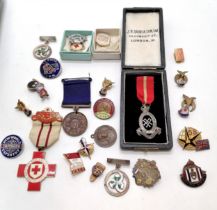 Qty of badges / medallions etc inc Territorial force nursing service cape badge (in J R Gaunt