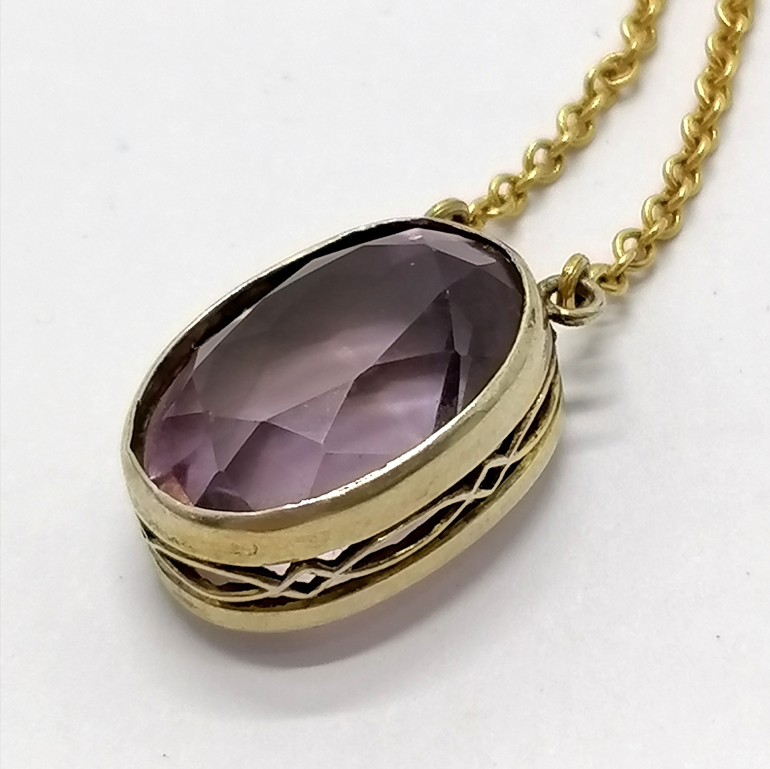 Amethyst pendant on a gold 50cm chain with a 9ct gold clasp - total weight 6g - Image 3 of 4