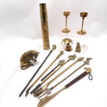 1919 brass shell case, 2 horse head shoe horns, 2 pokers, dog toasting fork, 2 brass cats tallest