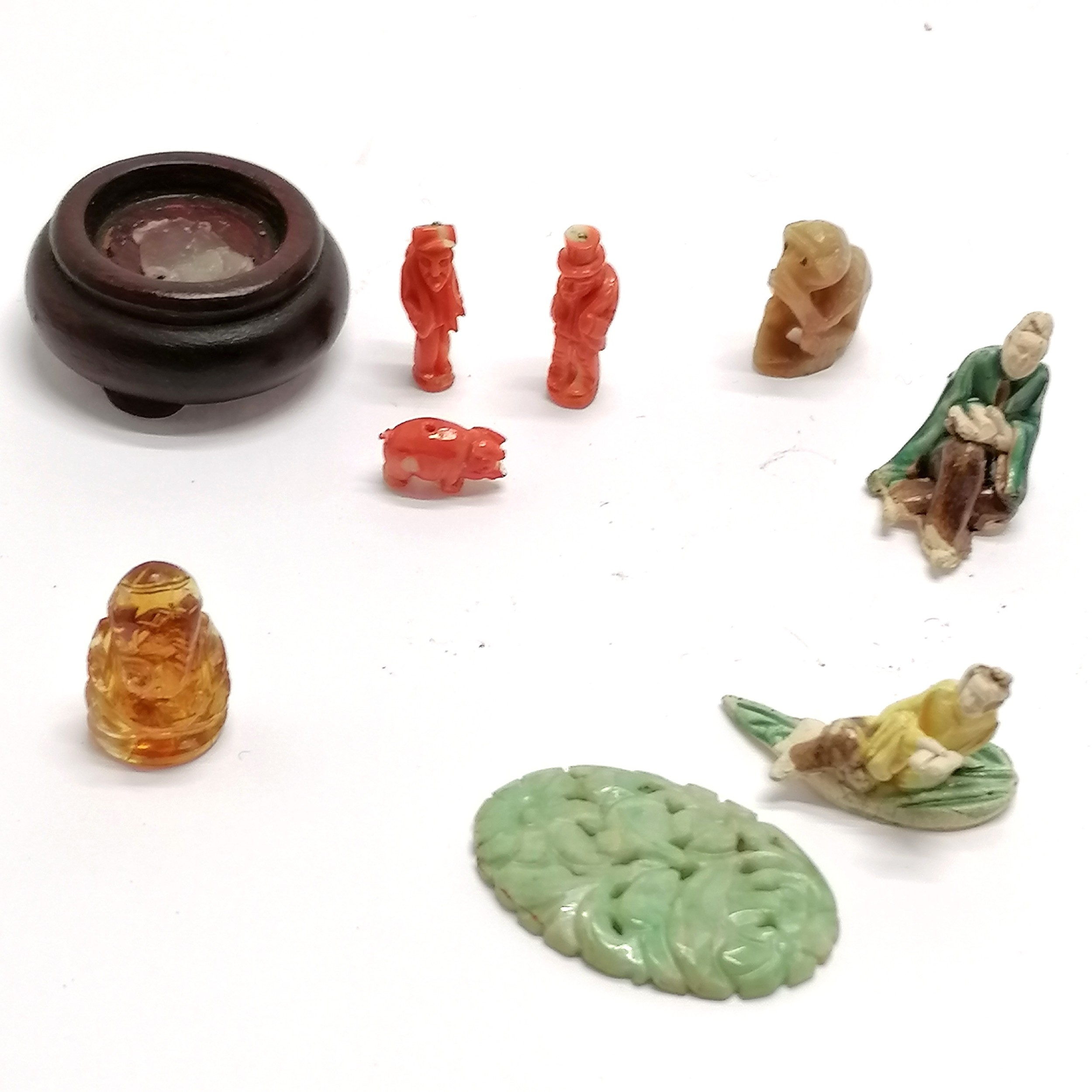 Group of miniature items inc hand carved coral pig & men (1 wearing tophat), 2 pottery mudmen,