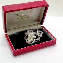 Silver pearl set brooch in the form of a vine of grapes - 4.5cm across & 9.6g total weight in a