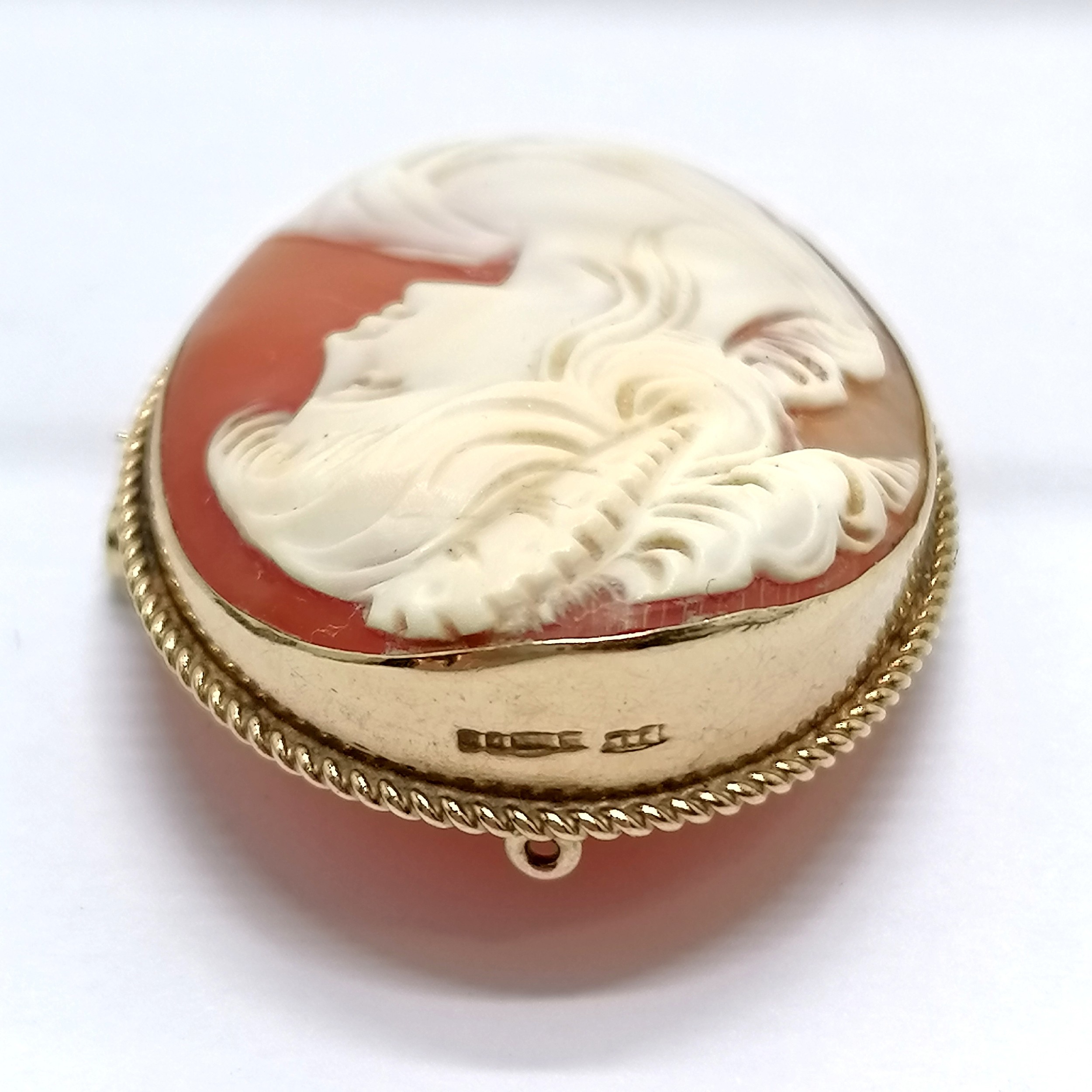 9ct hallmarked gold hand carved portrait cameo brooch - 3.5cm & 8g total weight - Image 3 of 3