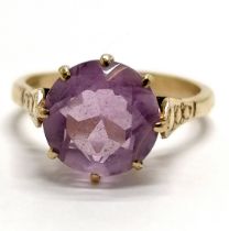 9ct marked gold amethyst set ring with fancy shoulders - size N½ & 3.1g total weight