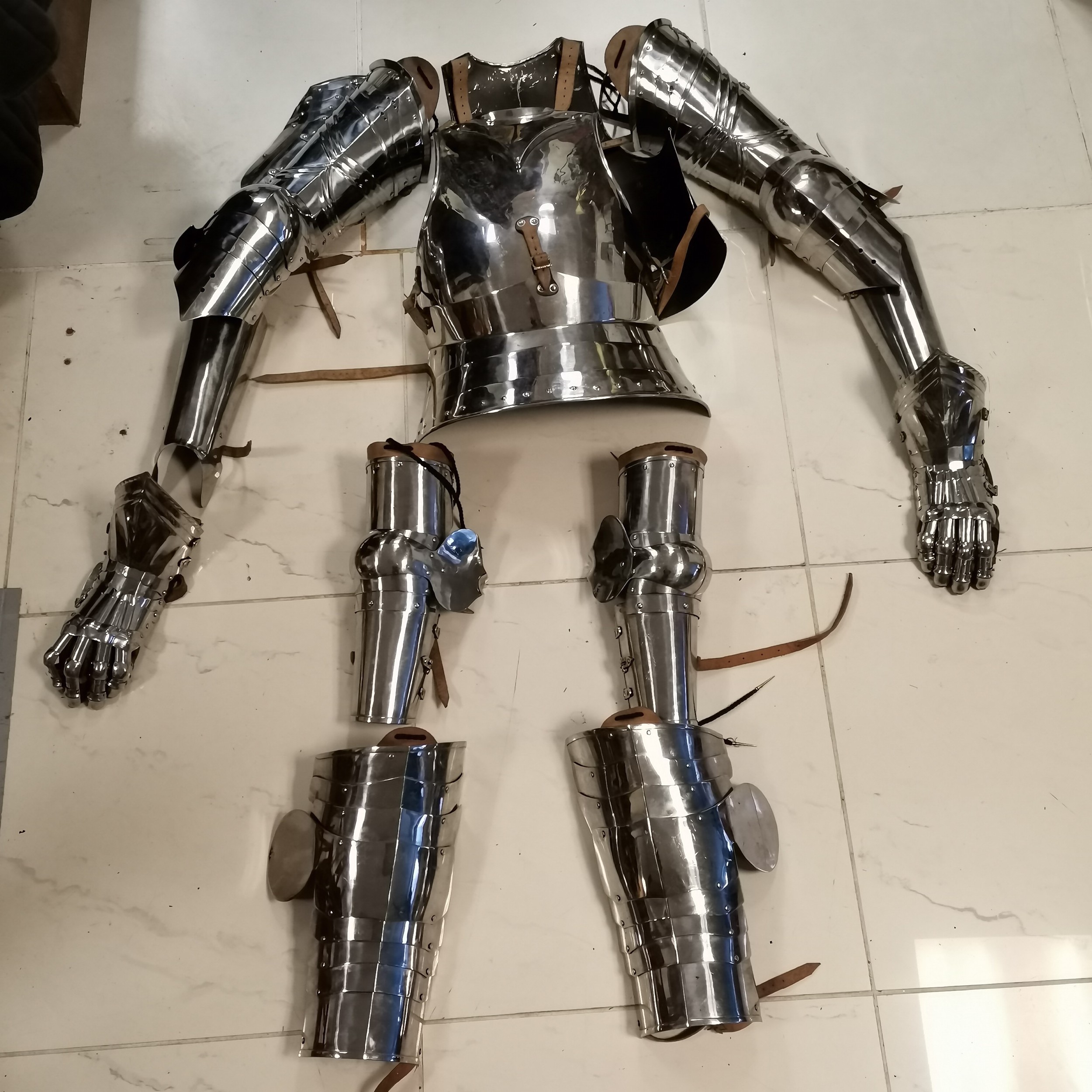 Set of 15th Century re-enactment armour comprising of gothic legs with greeves, plain pauldrons,