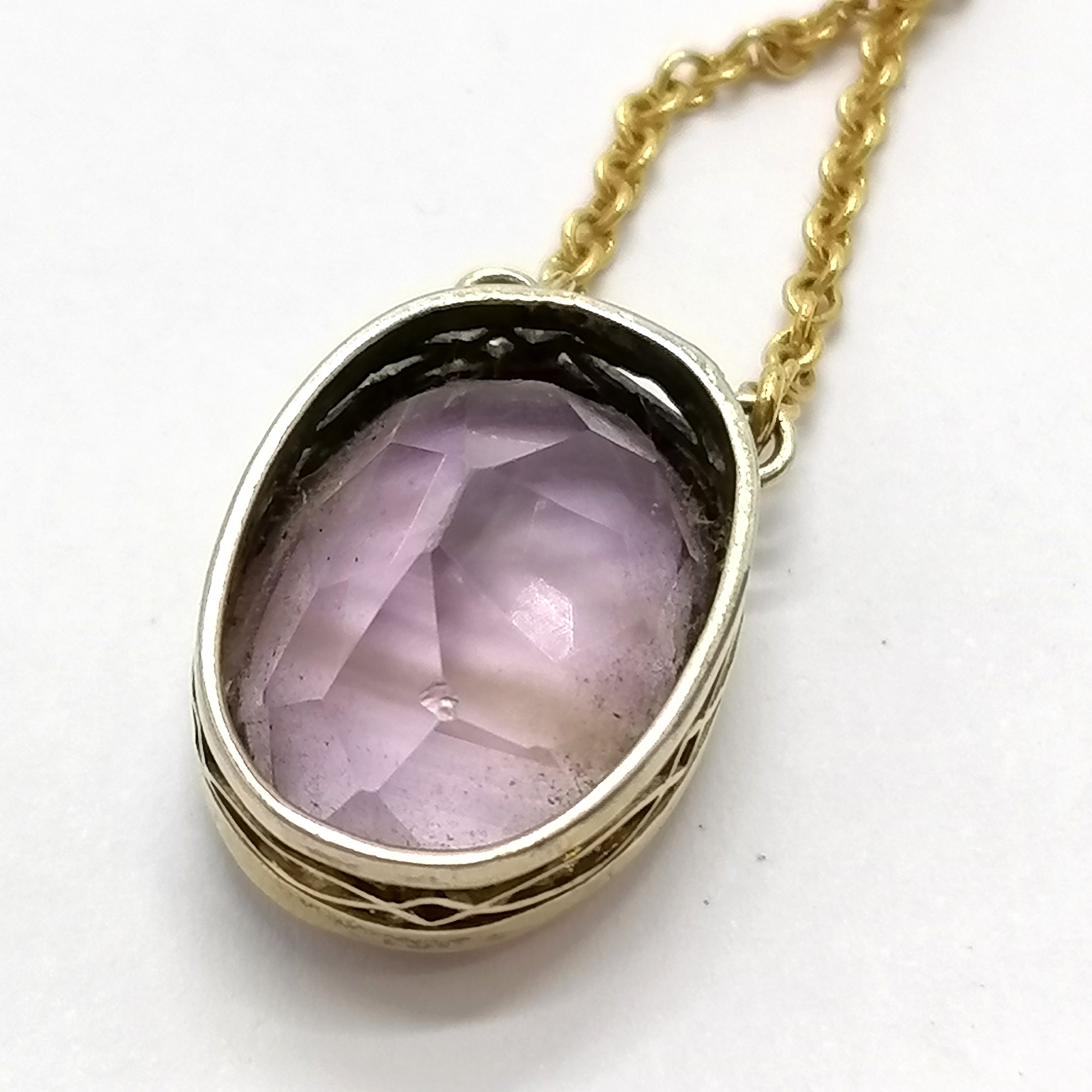 Amethyst pendant on a gold 50cm chain with a 9ct gold clasp - total weight 6g - Image 2 of 4