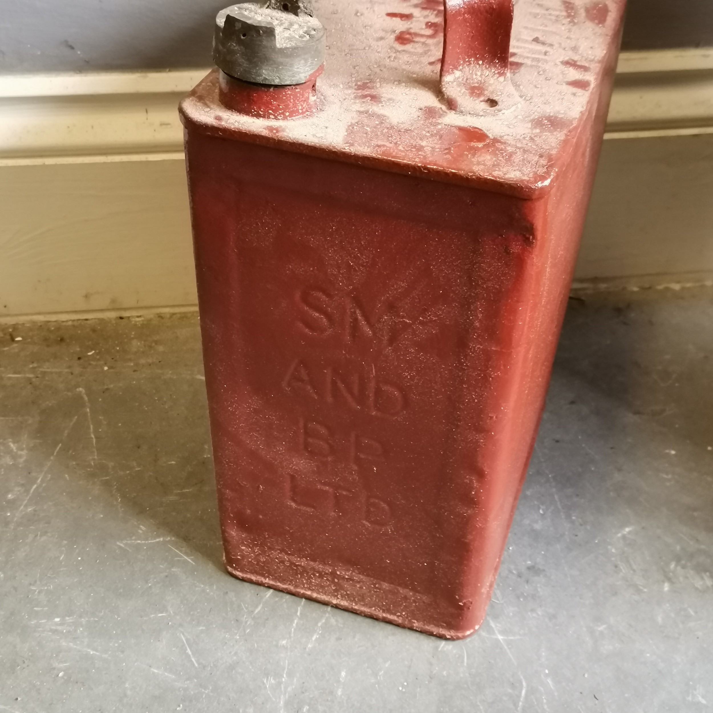 Vintage Red painted Shell petrol can, 25cm wide x 15cm deep x 33cm high, t/w Vintage green painted - Image 2 of 3