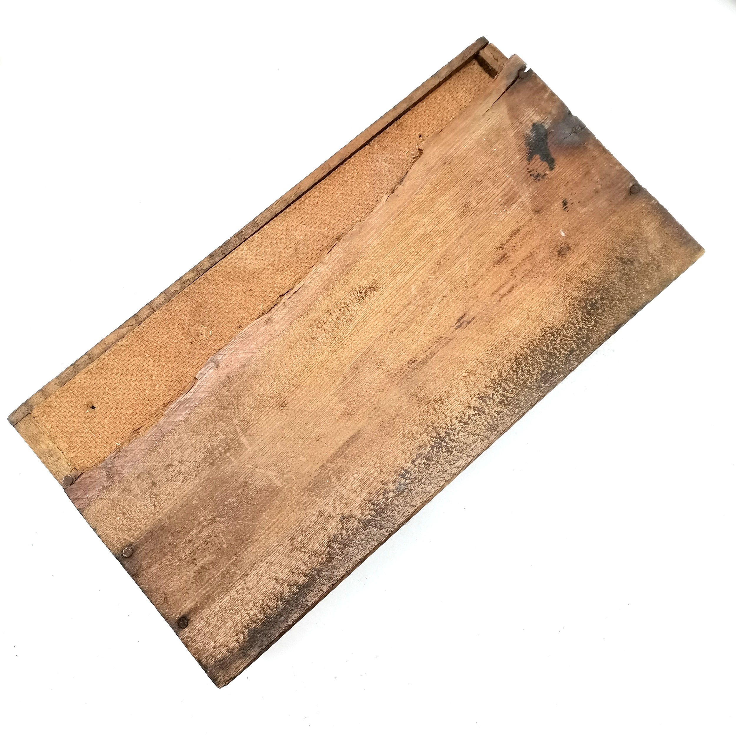 Antique Bovril wooden crate measuring 28cm x 15cm t/w Beech chopping board measuring 51cm x 35cm t/w - Image 3 of 3