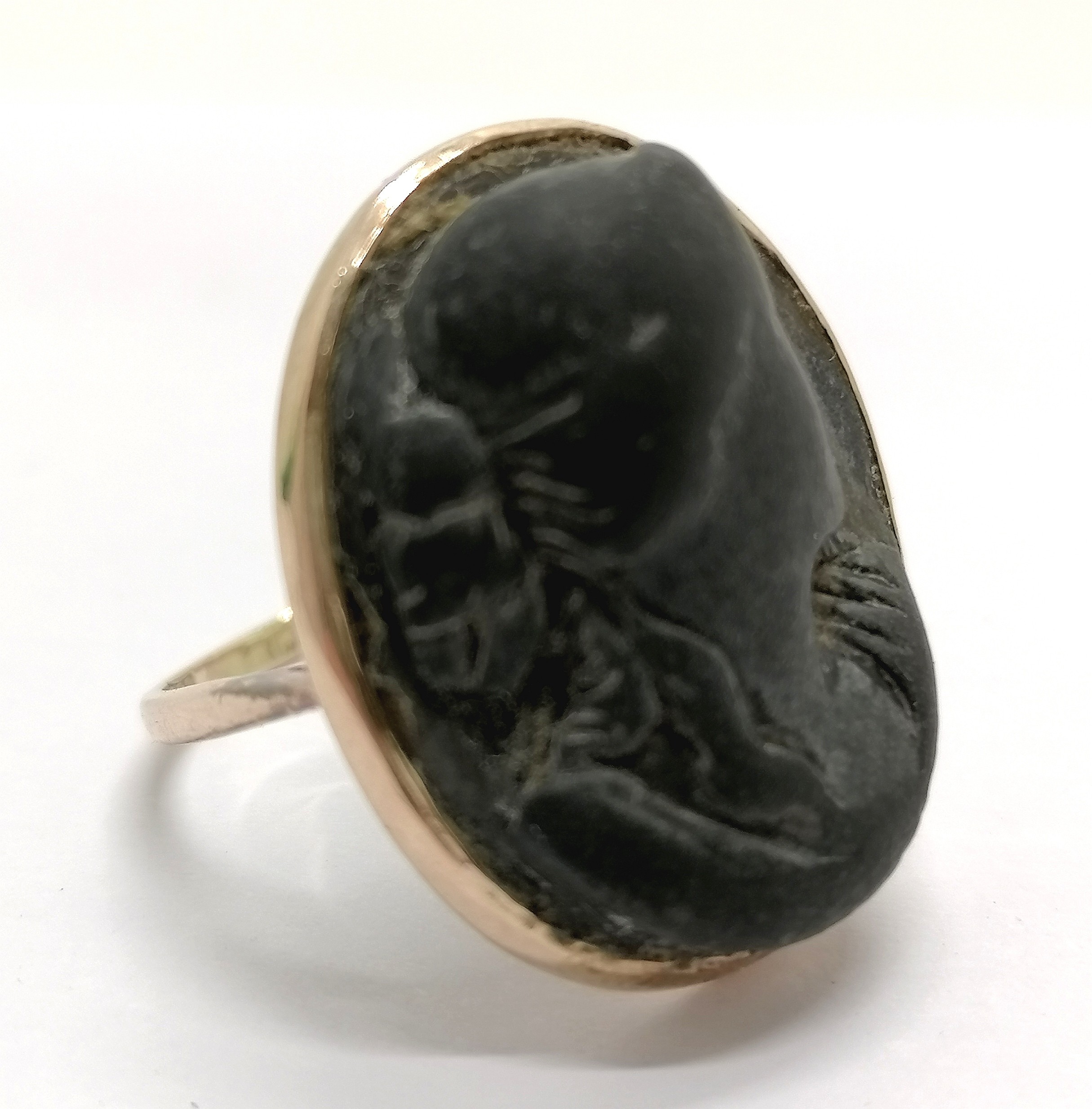 Antique 9ct marked gold hand carved black lava cameo ring - size R & 7.1g total weight - Image 5 of 6