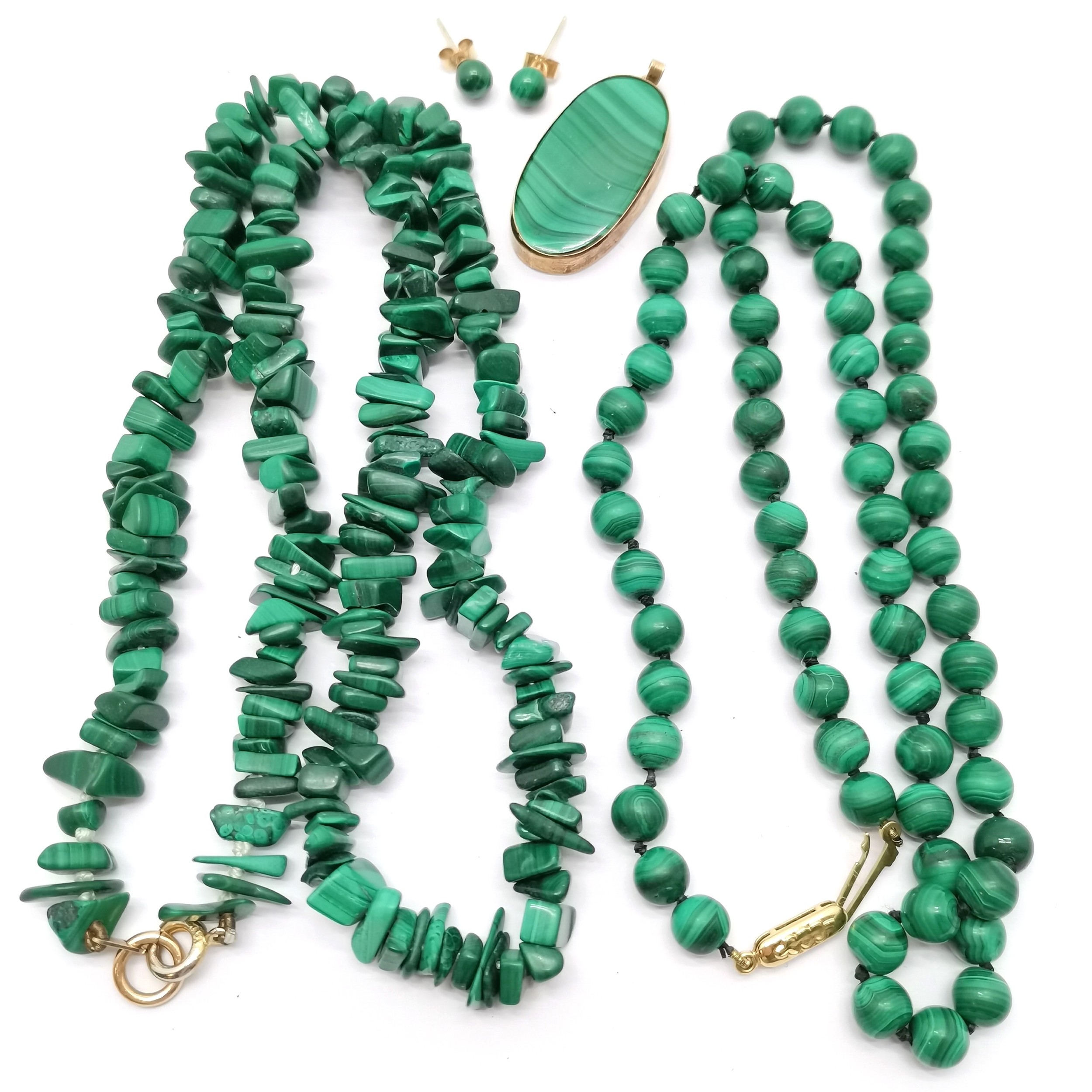 9ct gold mounted malachite bead necklace (44cm), pendant & earrings t/w raw malachite necklace