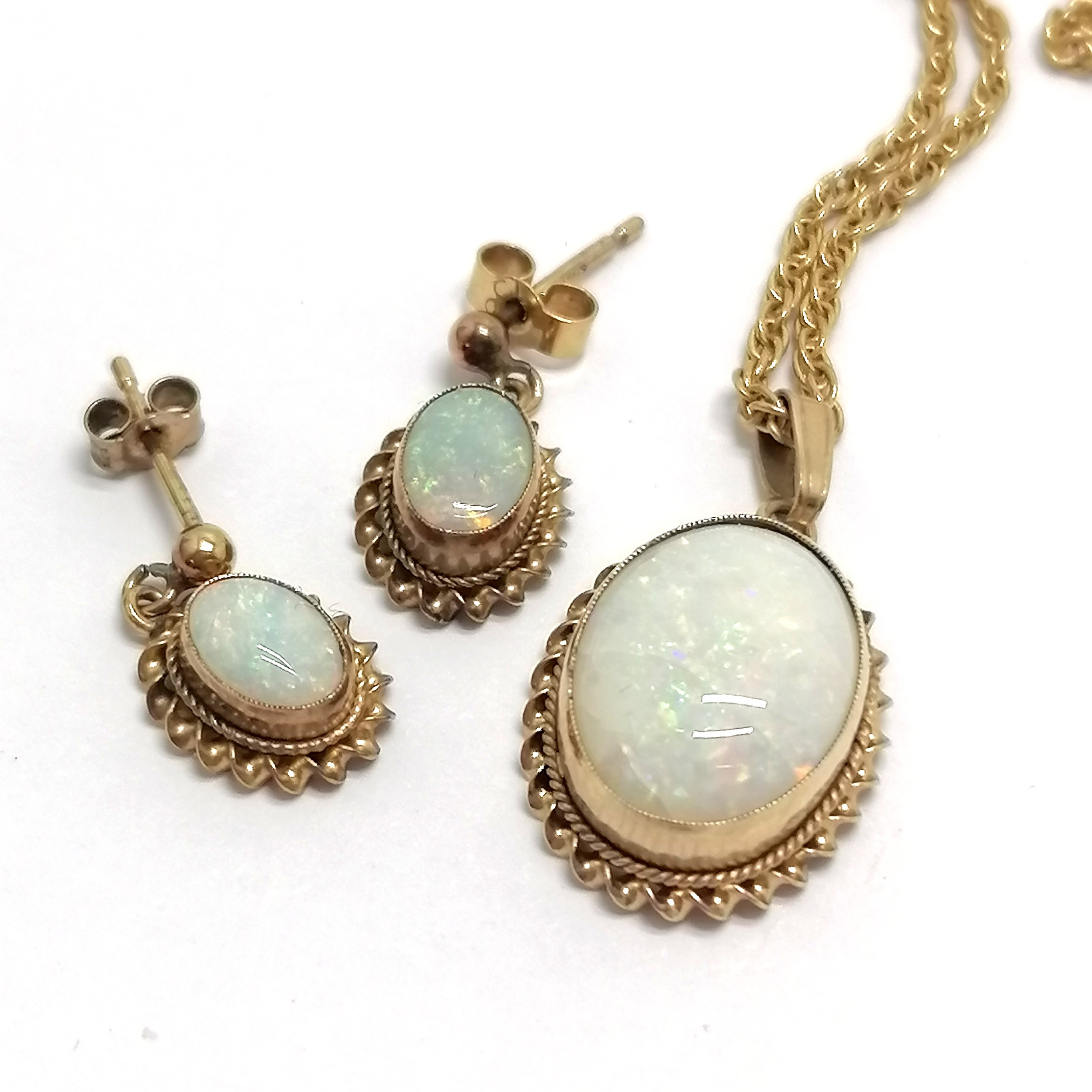 9ct hallmarked gold opal pendant on 9ct hallmarked gold 40cm chain & matching earrings - total - Bild 3 aus 3