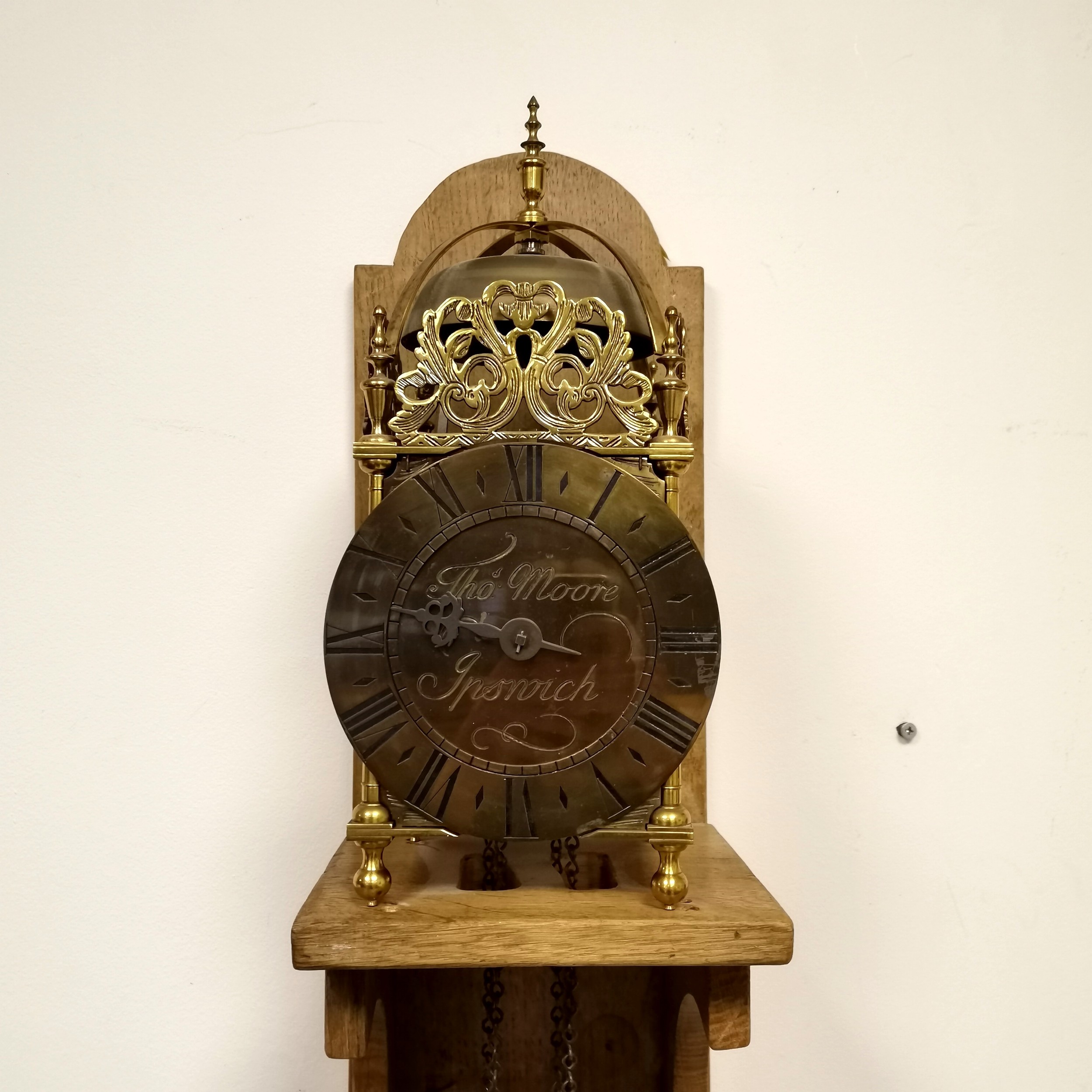 17th century style brass lantern bracket clock inscribed Thomas Moore, Ipswich on an oak wooden - Image 3 of 6