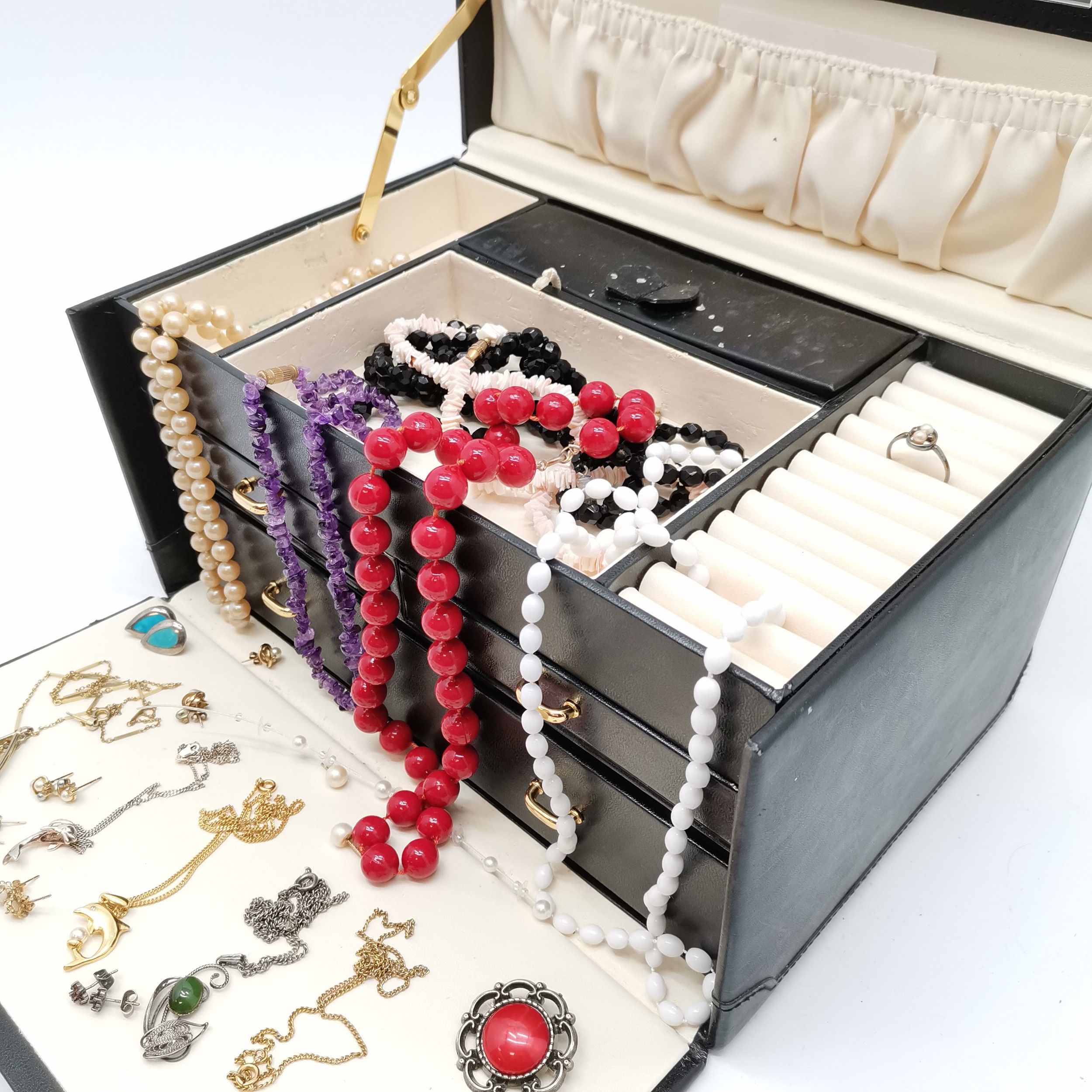 Black leather fitted jewellery box with contents inc 5 pairs of 9ct gold earrings inc dolphin (5. - Image 2 of 4