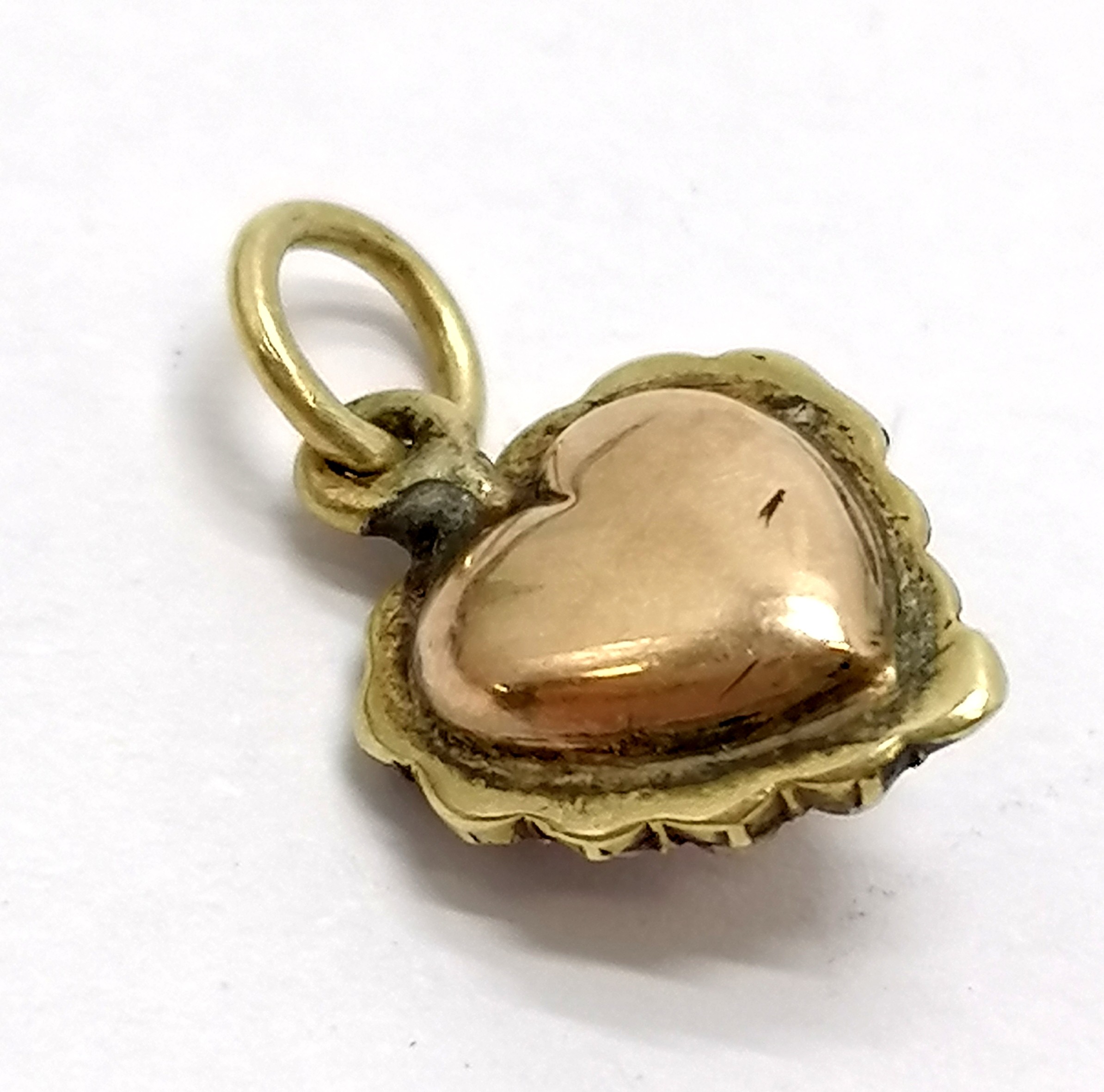 Unmarked antique gold heart small pendant with red enamel & pearl detail (1 missing) - 1.5cm - Image 2 of 2