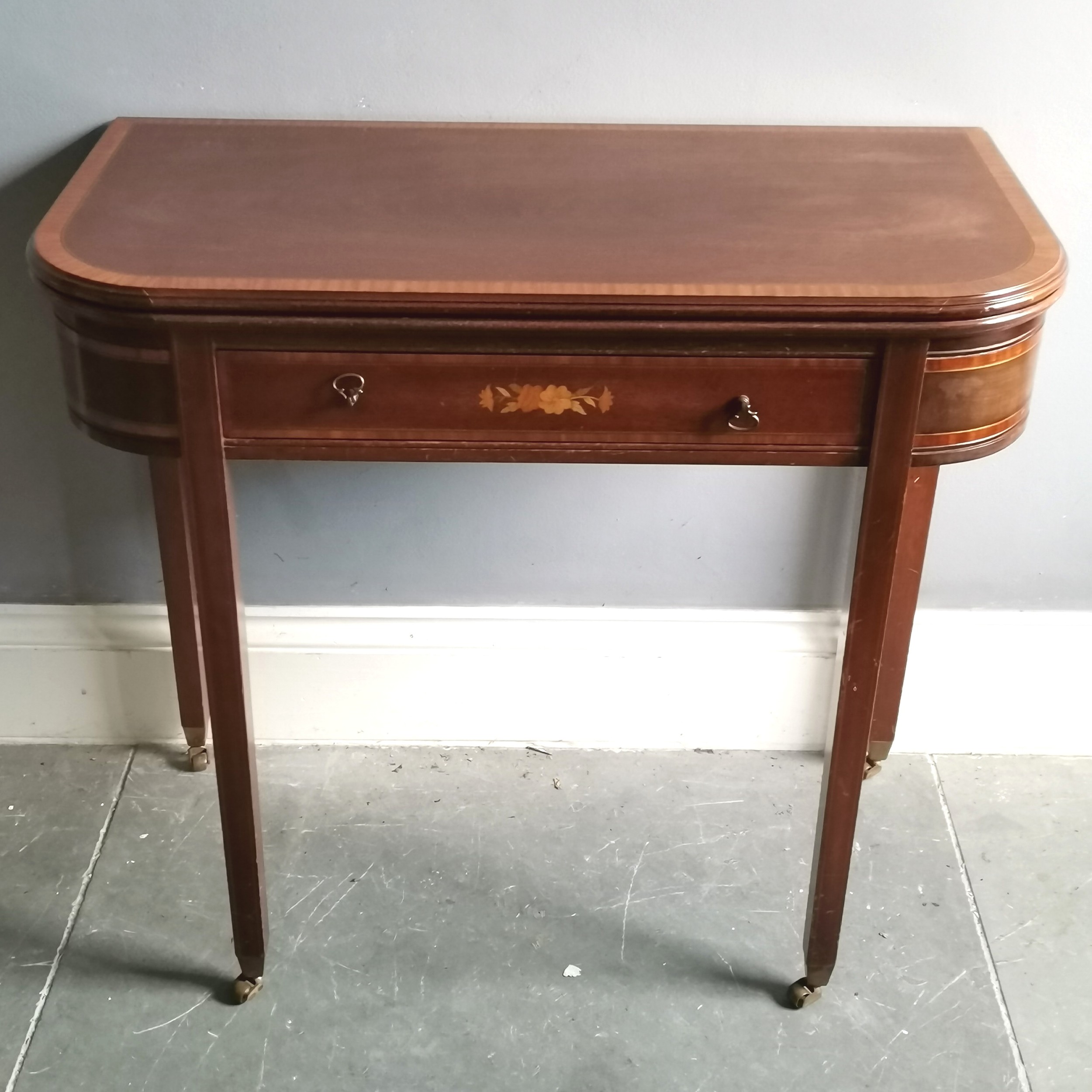 Reproduction mahogany fold over card table with inlaid & marquetry drawer terminating on 4 brass - Bild 2 aus 4