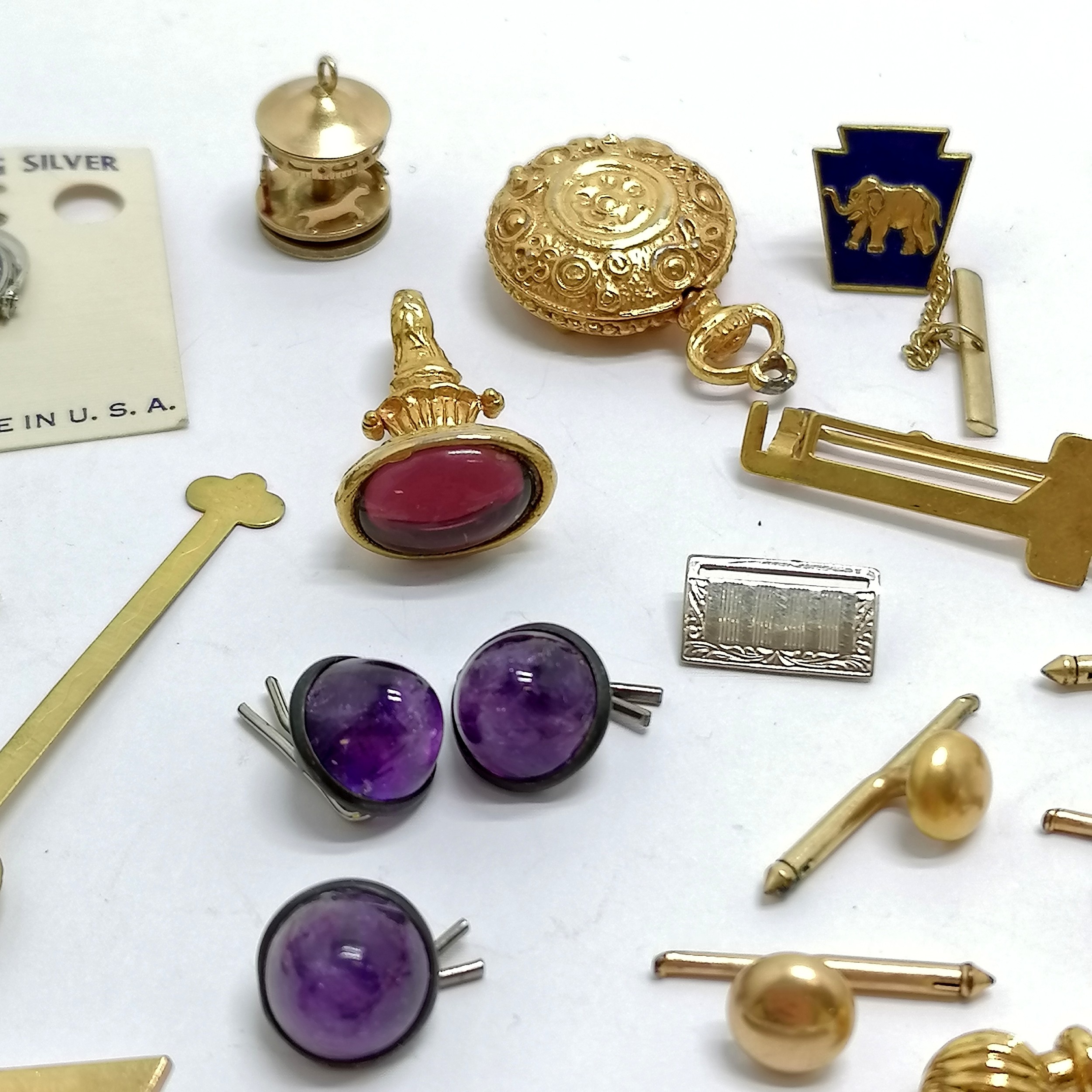 Qty of oddments inc 1/20th 12k gold plated carousel charm, 3 amethyst antique buttons, silver enamel - Image 2 of 2