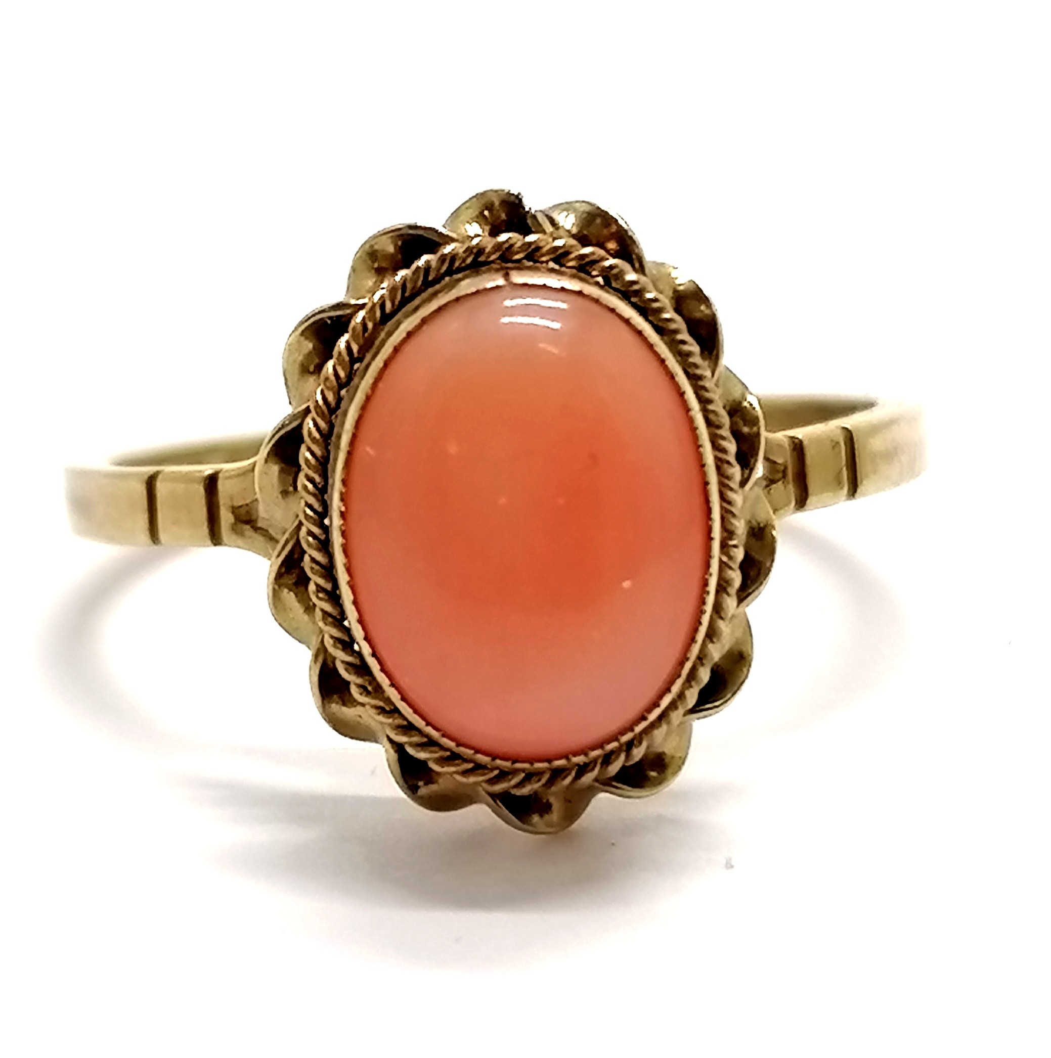 9ct hallmarked gold cabochon coral set ring - size M½ & 2g total weight