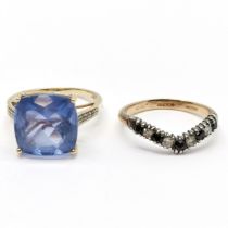 9ct hallmarked gold blue stone ring with diamond set shoulders / sides of head (4.7g total weight)