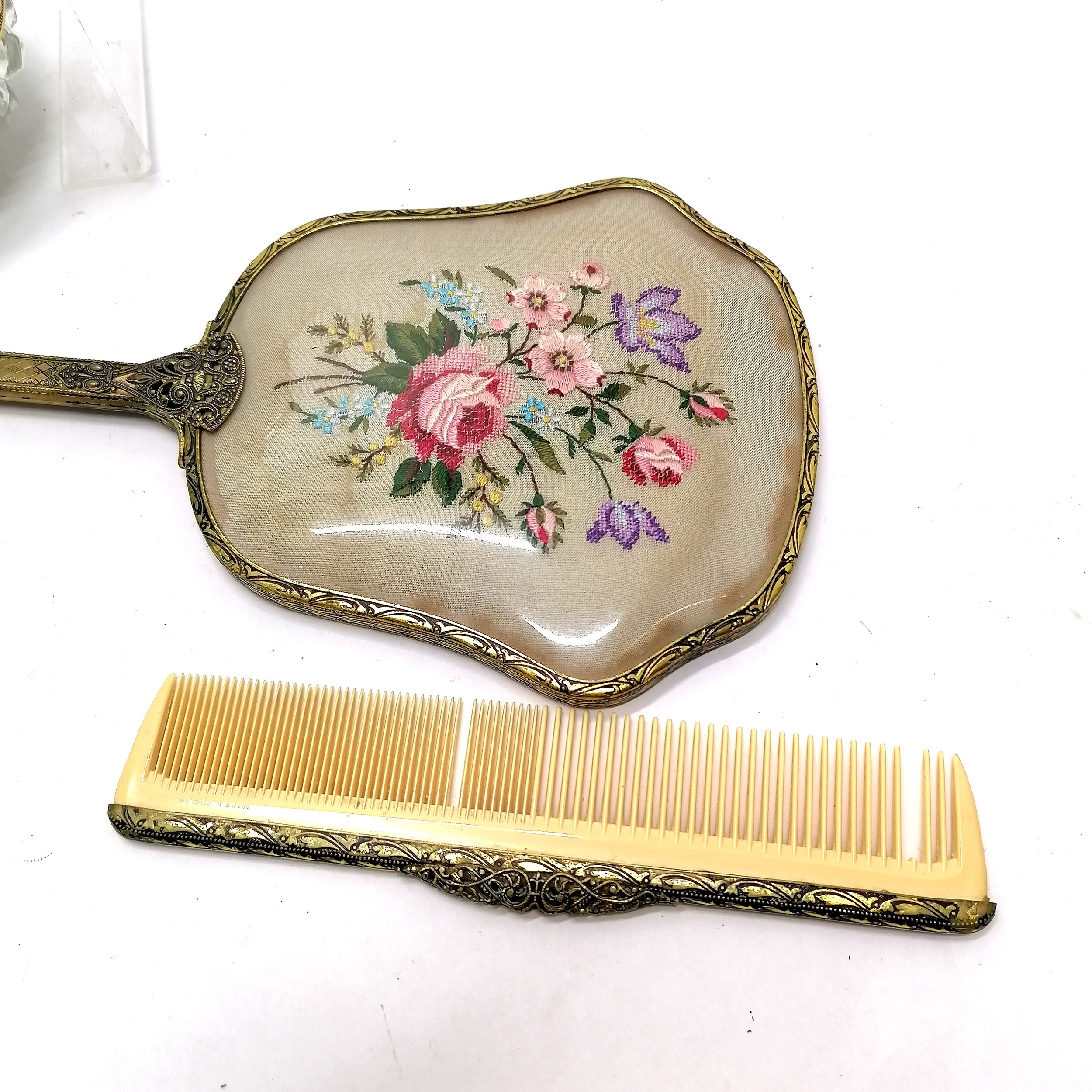 Vintage English dressing table set with embroidery / lace detail on a 32cm x 21cm tray - comb & - Image 2 of 2