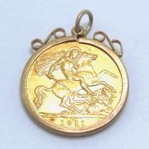 1911 King George V half sovereign in a 9ct marked gold pendant mount - 4.7g total weight