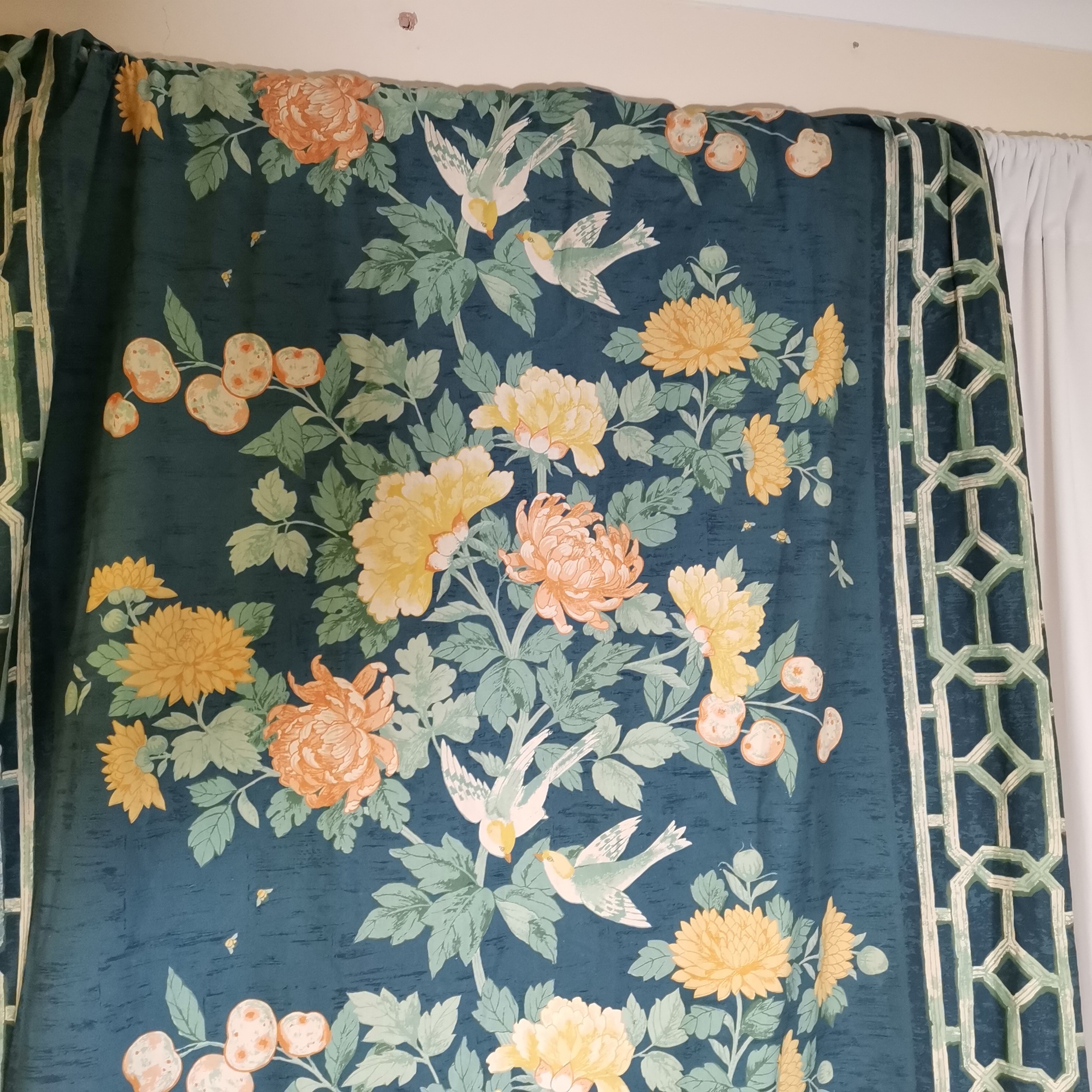 Pair of vintage curtains blue ground with botanical scene of birds and fauna, matching pelmet and - Bild 3 aus 5
