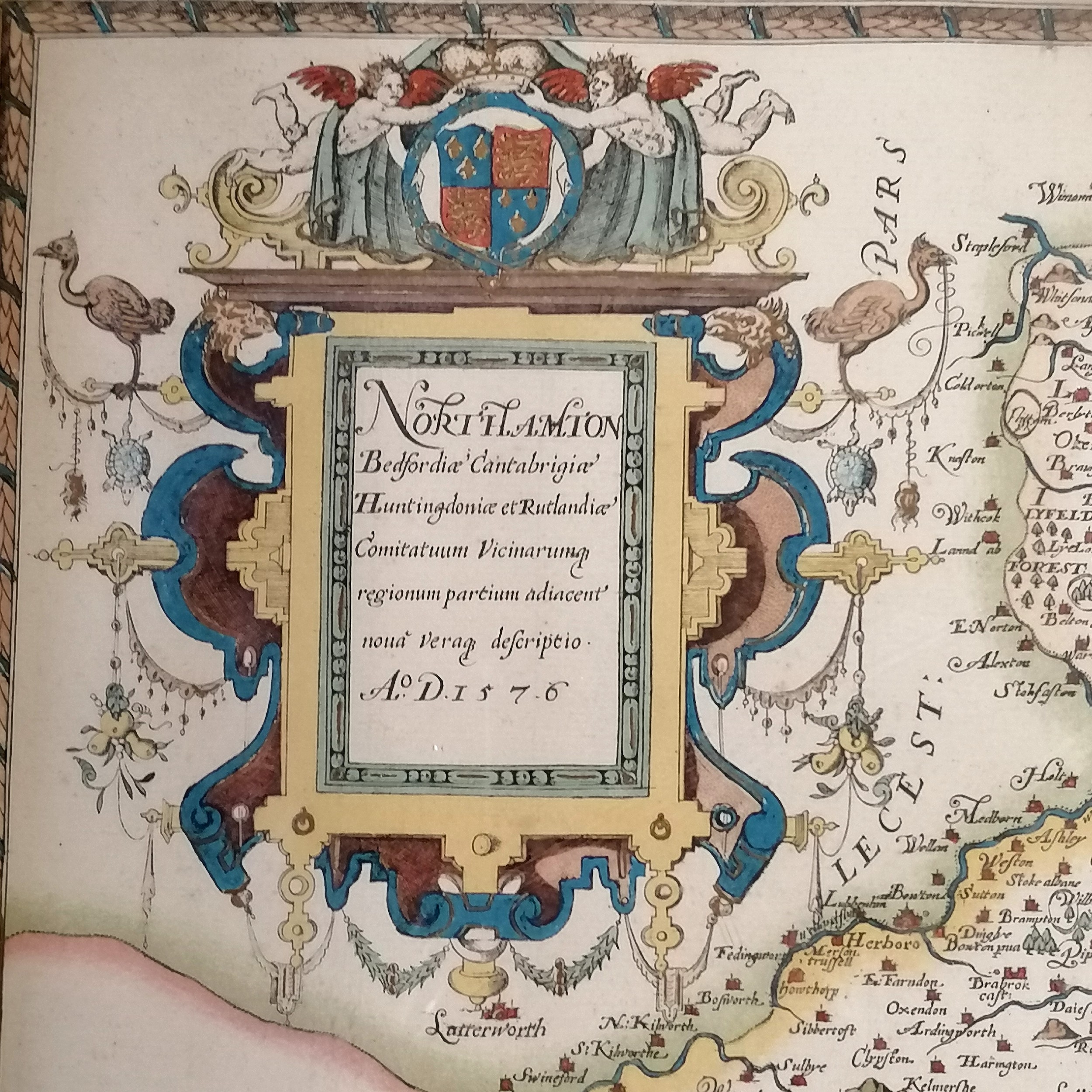 Antique maple framed hand tinted map of Northamptonshire / Bedfordshire by Christopher Saxton - - Image 4 of 4