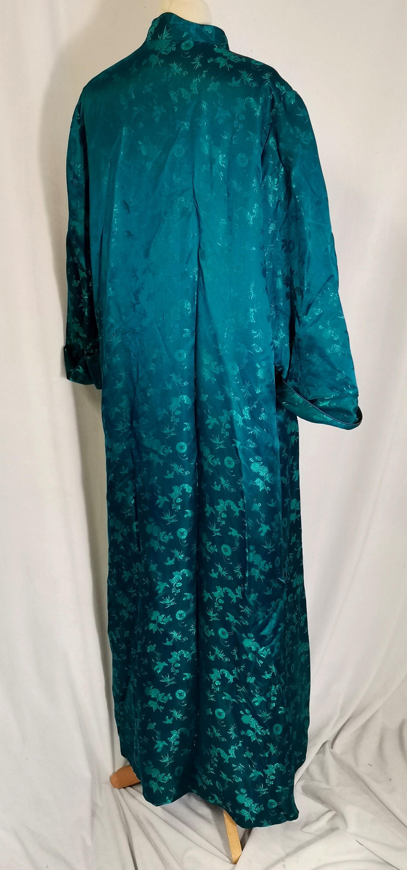 Chinese ladies long coat in green silk lined - good condition - 108cm bust - Image 3 of 4