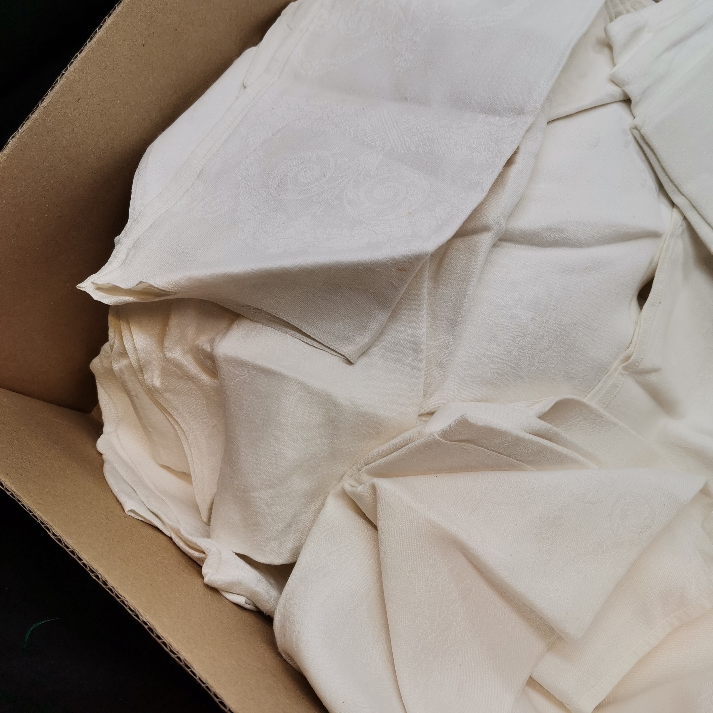 Box full of damask napkins and towels - all in used condition - Image 2 of 3