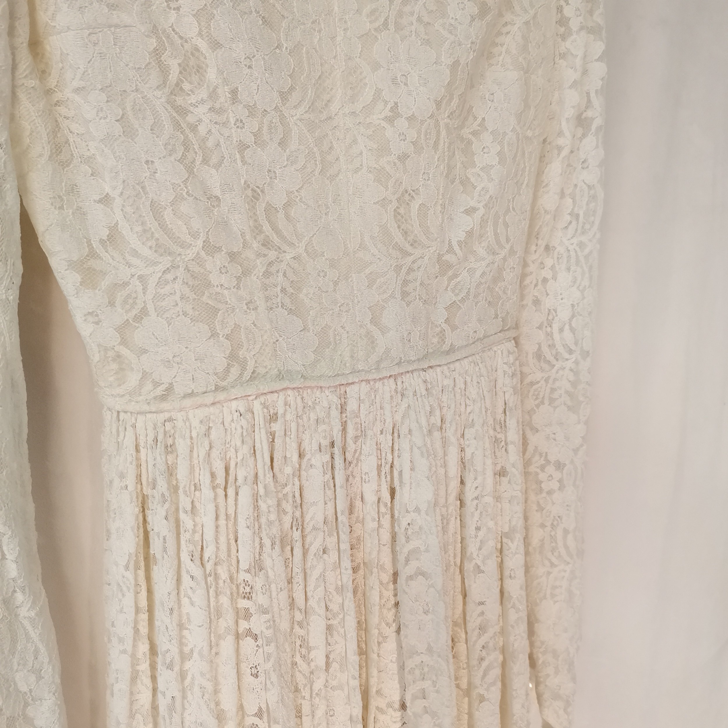 1950s Lace and crepe wedding dress bust 90cm. Good used condition. - Image 3 of 5