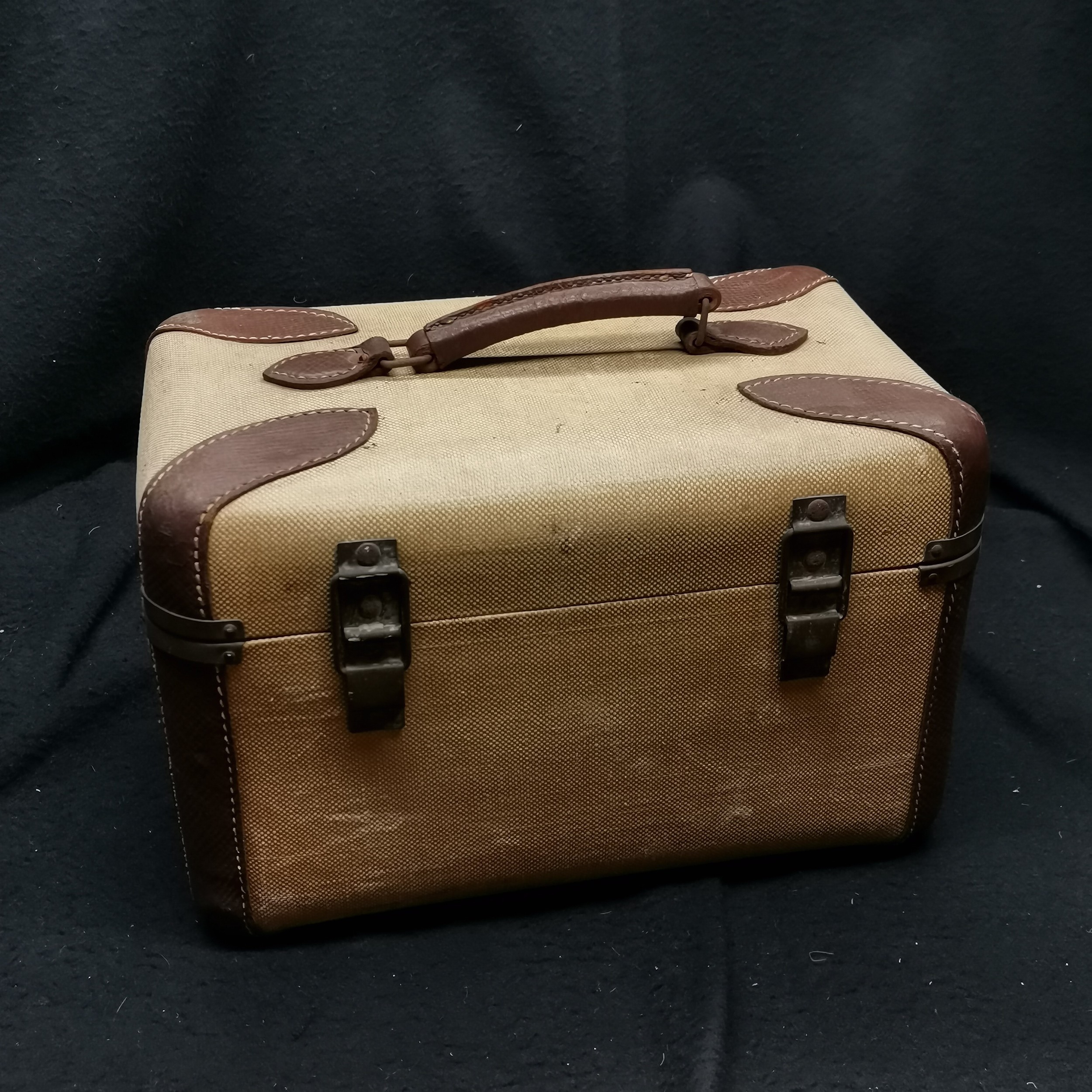 Vintage vanity box with leather trim. Some signs of damage. - Image 2 of 3