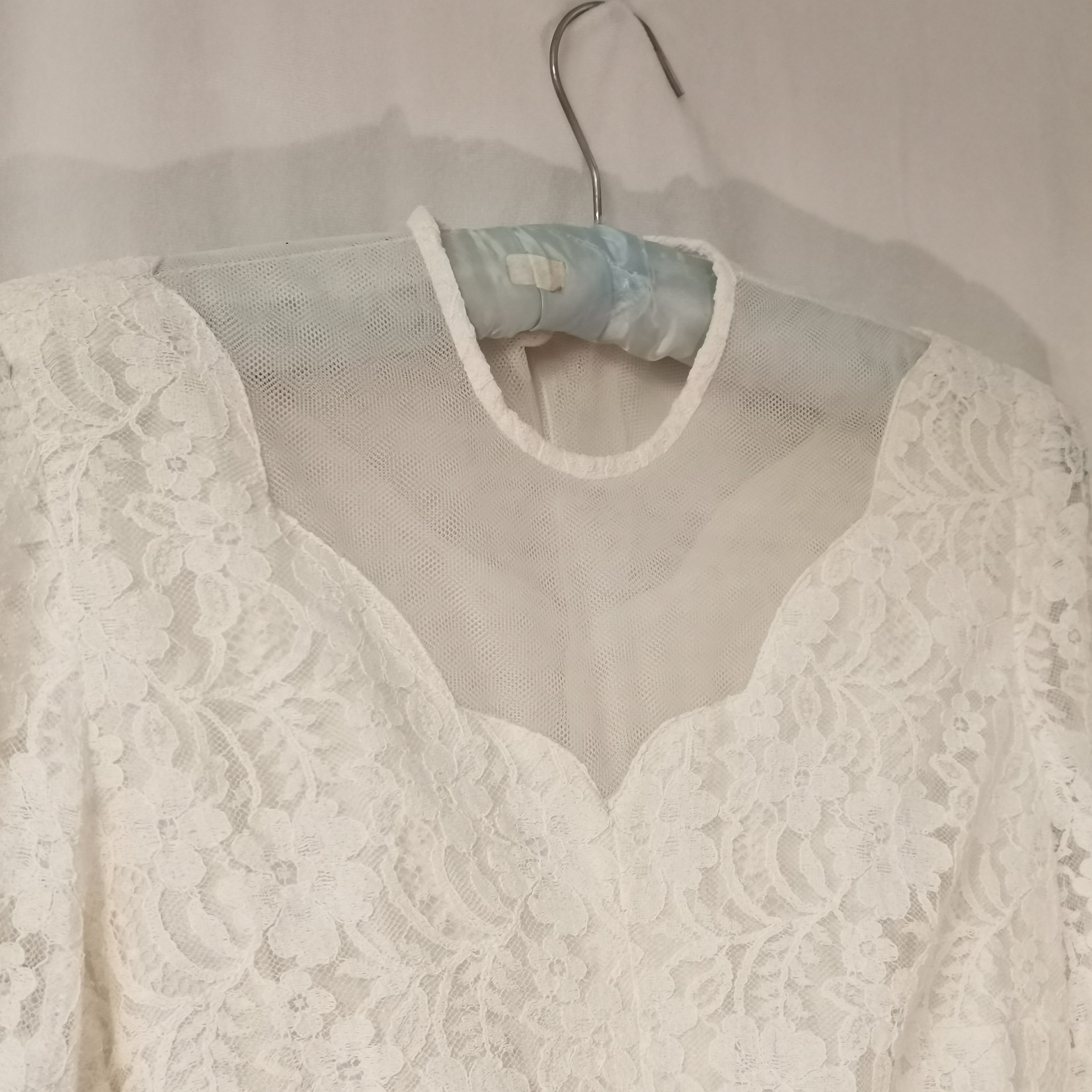 1950s Lace and crepe wedding dress bust 90cm. Good used condition. - Image 2 of 5