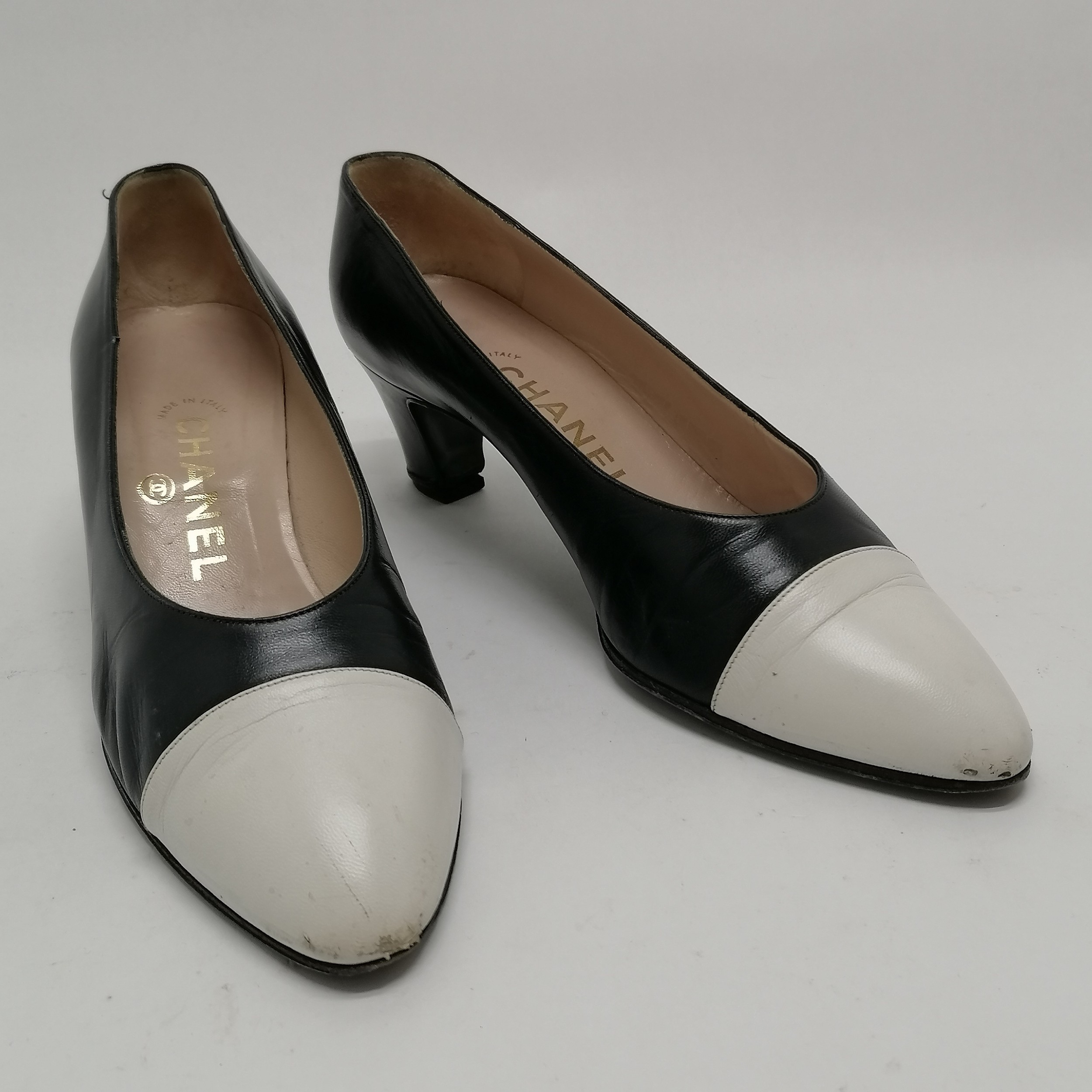 Pair of classic Chanel navy and leather ladies shoes size 37.5 - some wear to the tip of the toes on - Image 4 of 4