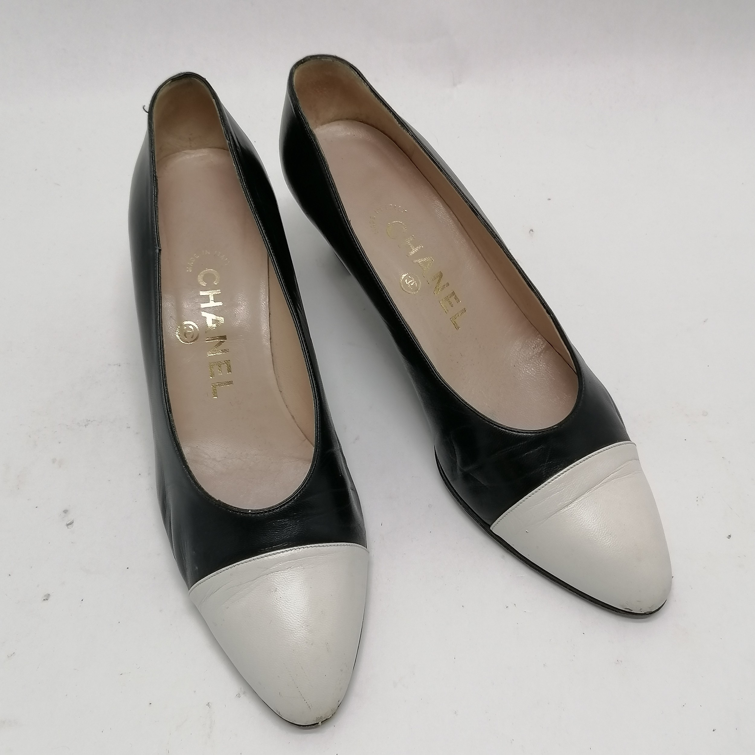 Pair of classic Chanel navy and leather ladies shoes size 37.5 - some wear to the tip of the toes on - Image 3 of 4