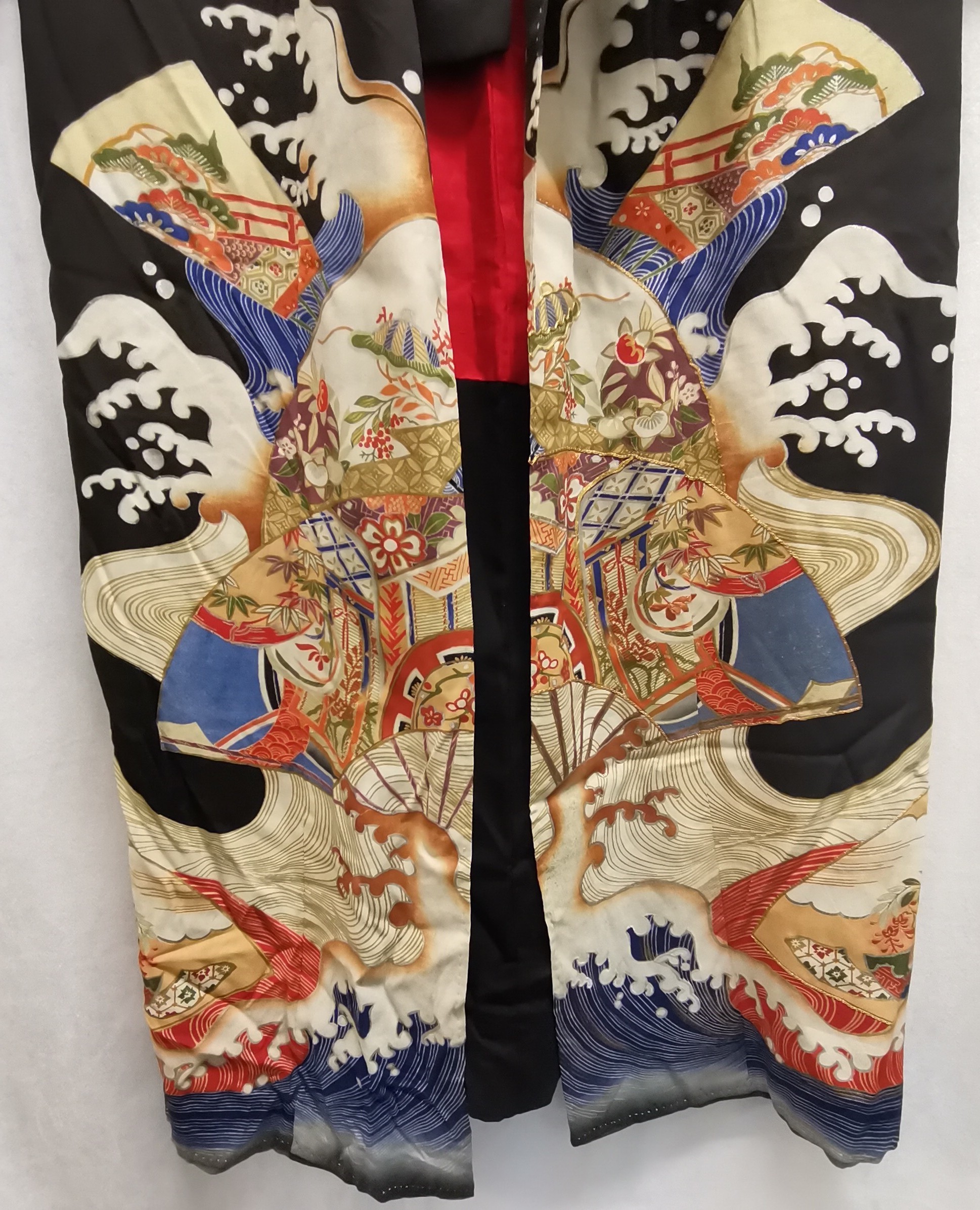 Black japanese kimono lined in red silk patterned to front in good condition. - Image 2 of 2