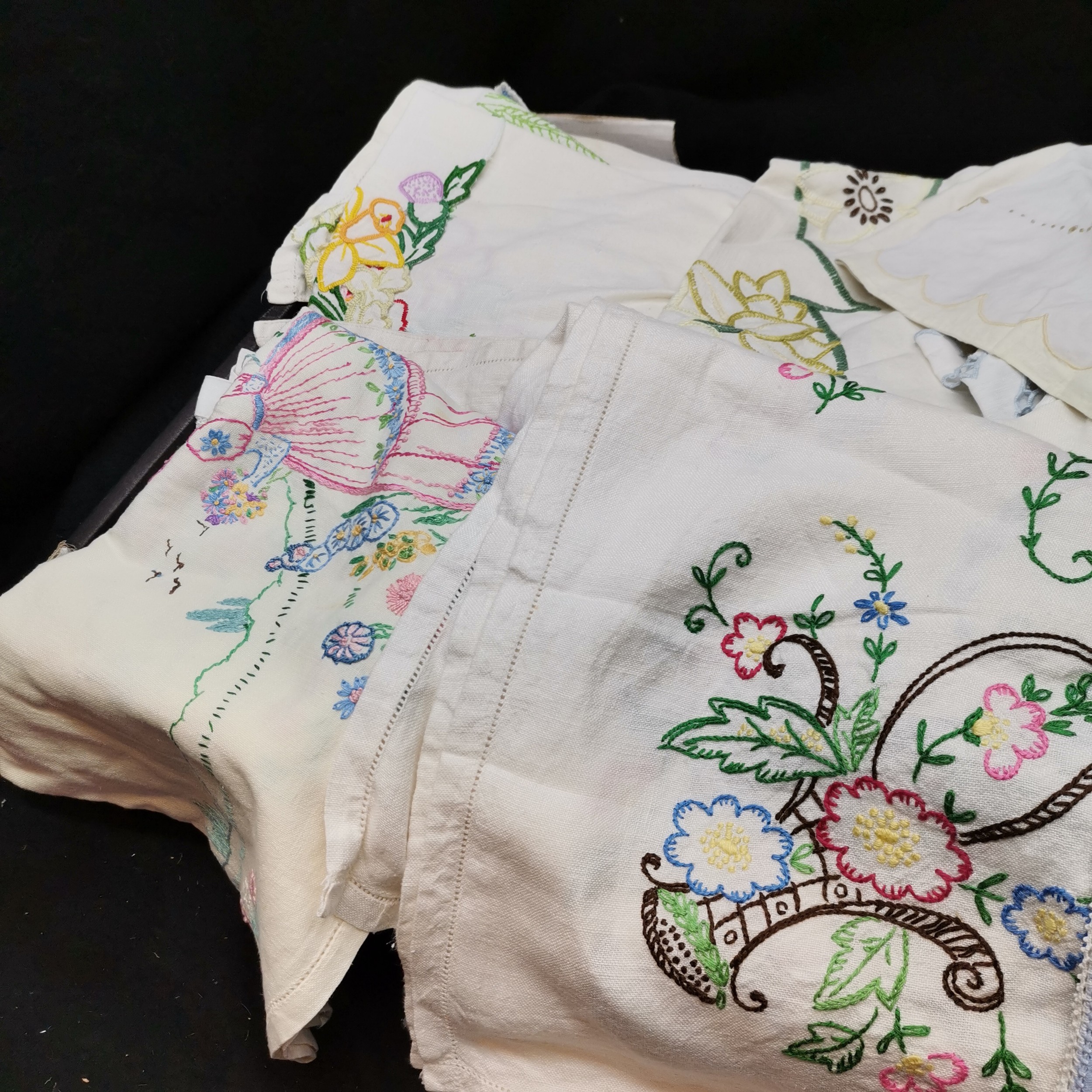 Lot of coloured linen, tablecloths, runners, etc - all in used condition - most with embroidery - Image 4 of 4
