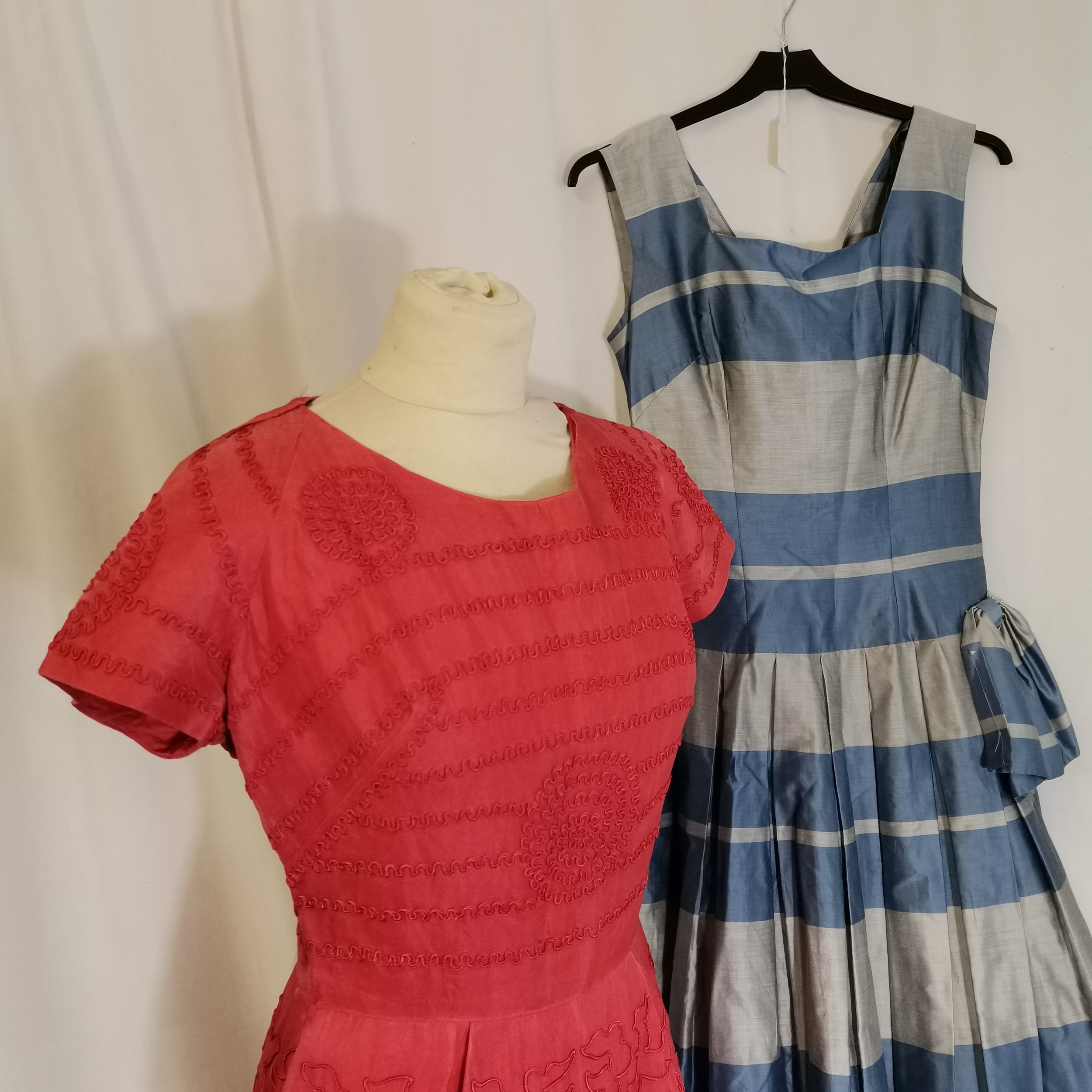 2 1950s dresses 1 blue and grey taffeta with bow at waist t/w coral chiffon with overlay pattern - Image 2 of 4