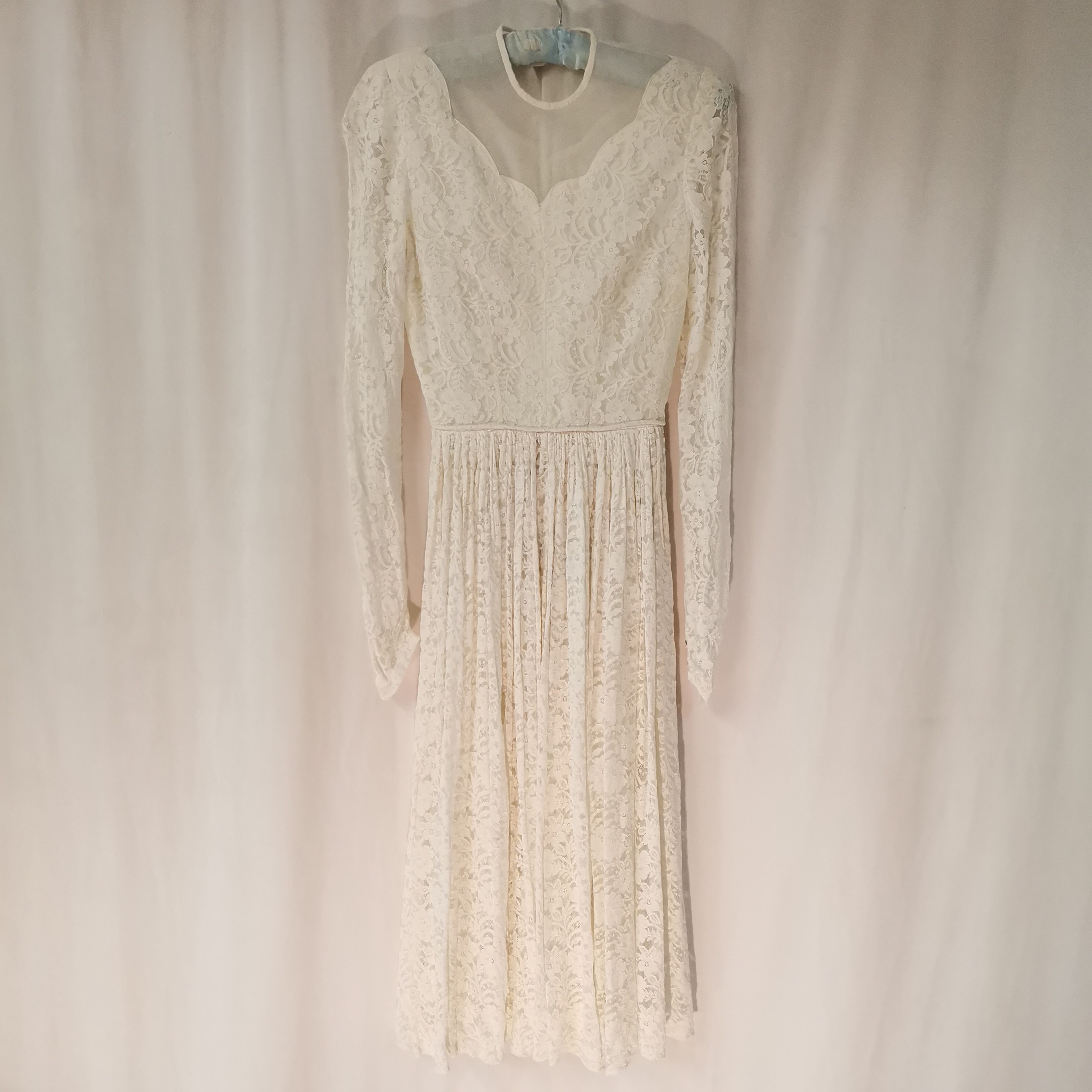 1950s Lace and crepe wedding dress bust 90cm. Good used condition. - Image 4 of 5