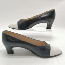 Pair of classic Chanel navy and leather ladies shoes size 37.5 - some wear to the tip of the toes on