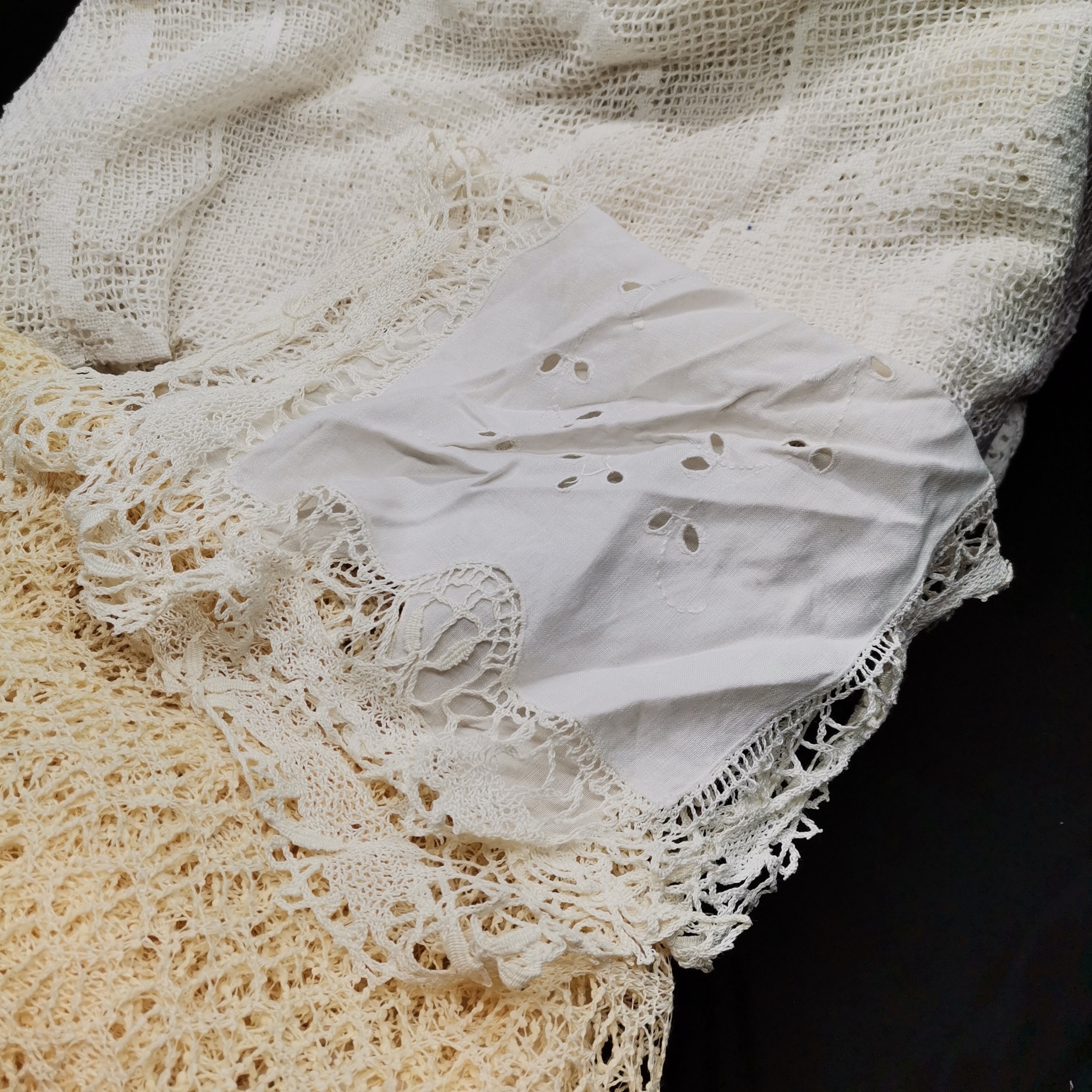 Qty of lace tablecloths and lace mats - all in used condition - Image 3 of 3